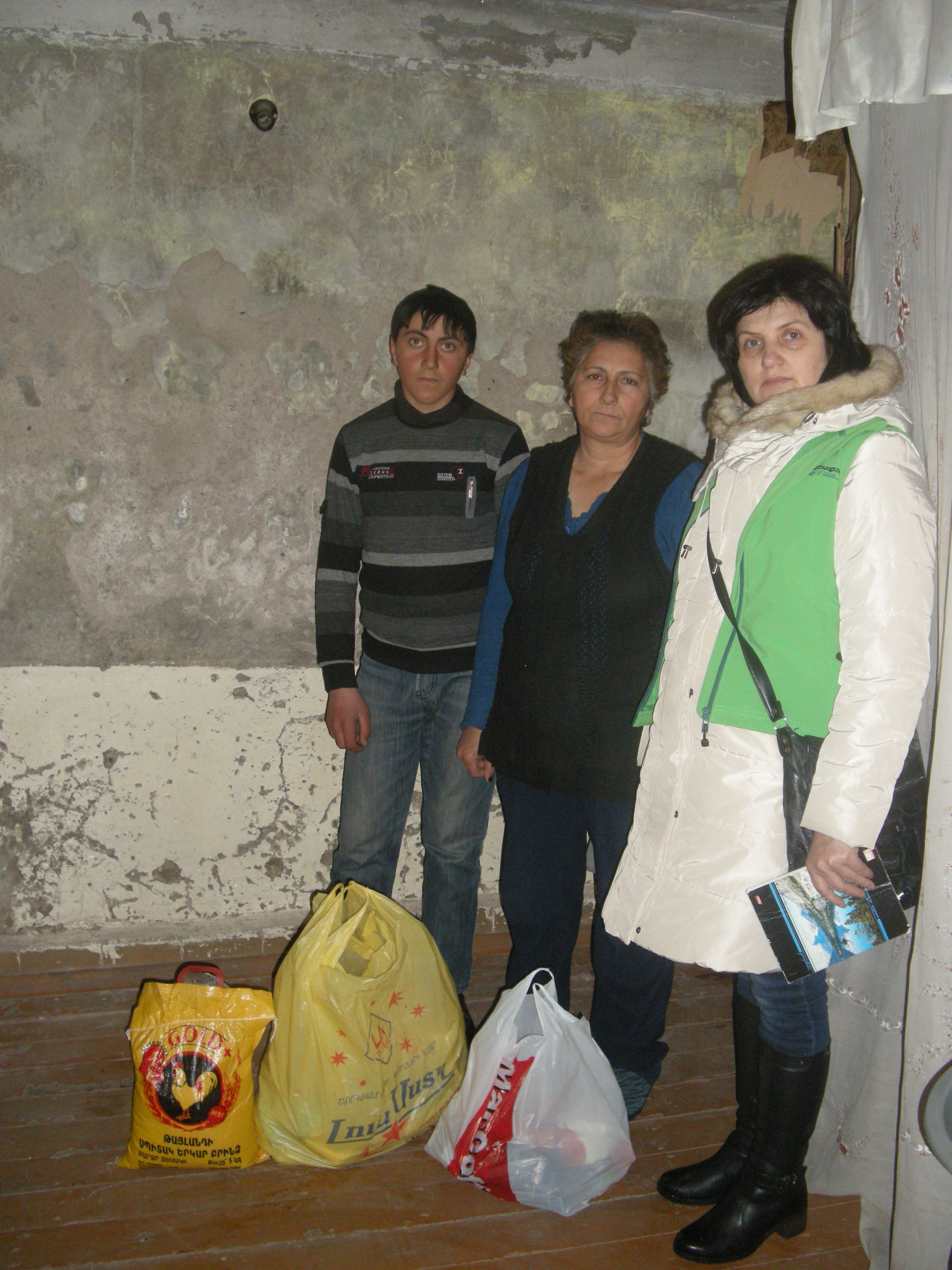 Susanna Abrahamyan lebt seit dem Tod ihres Mannes mit ihrem Enkel Arshak in einer von Schimmel befallenen Garage. Hoffnungszeichen unterstützt die beiden mit wichtigen Lebensmitteln.