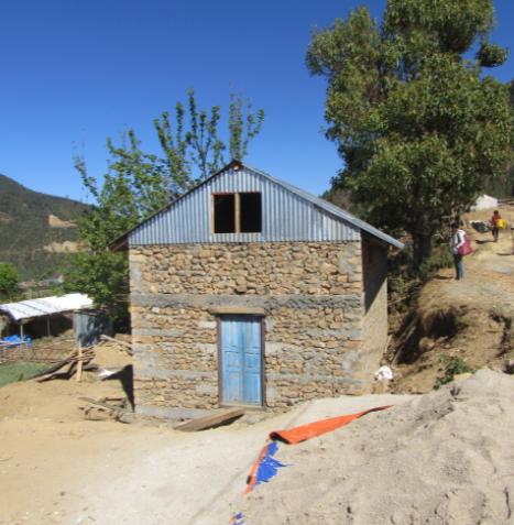 Sharmila Nesurs fertiges Haus. Stahlbetonbänder halten die Wände auch bei starken Erschütterungen sicher zusammen.