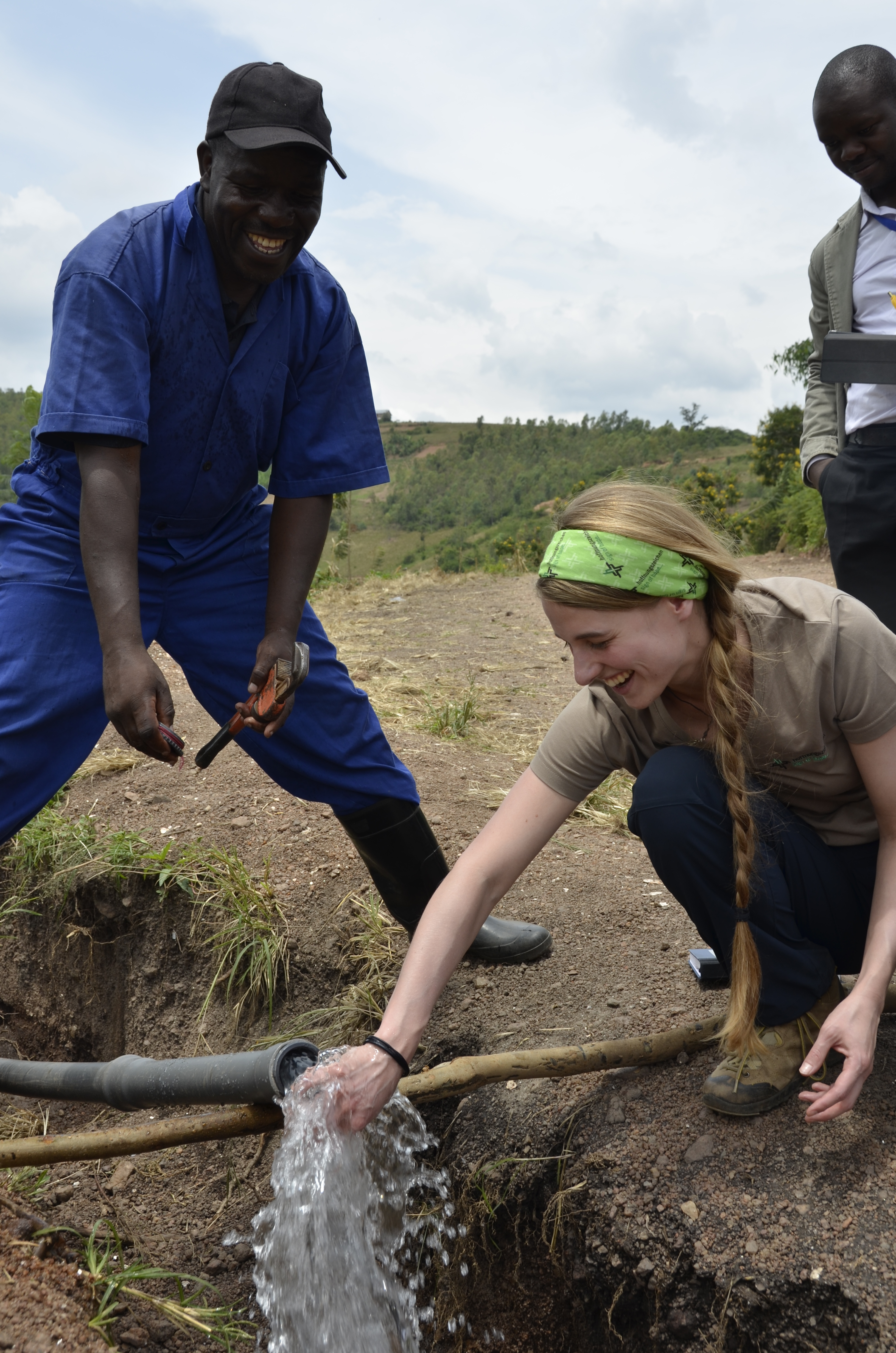 Endlich fl ießt sauberes Wasser! Bisher hatten viele Menschen in Ntebe nur schmutziges Wasser, ihr Alltag war von Krankheiten geprägt. Das ändert sich nun.