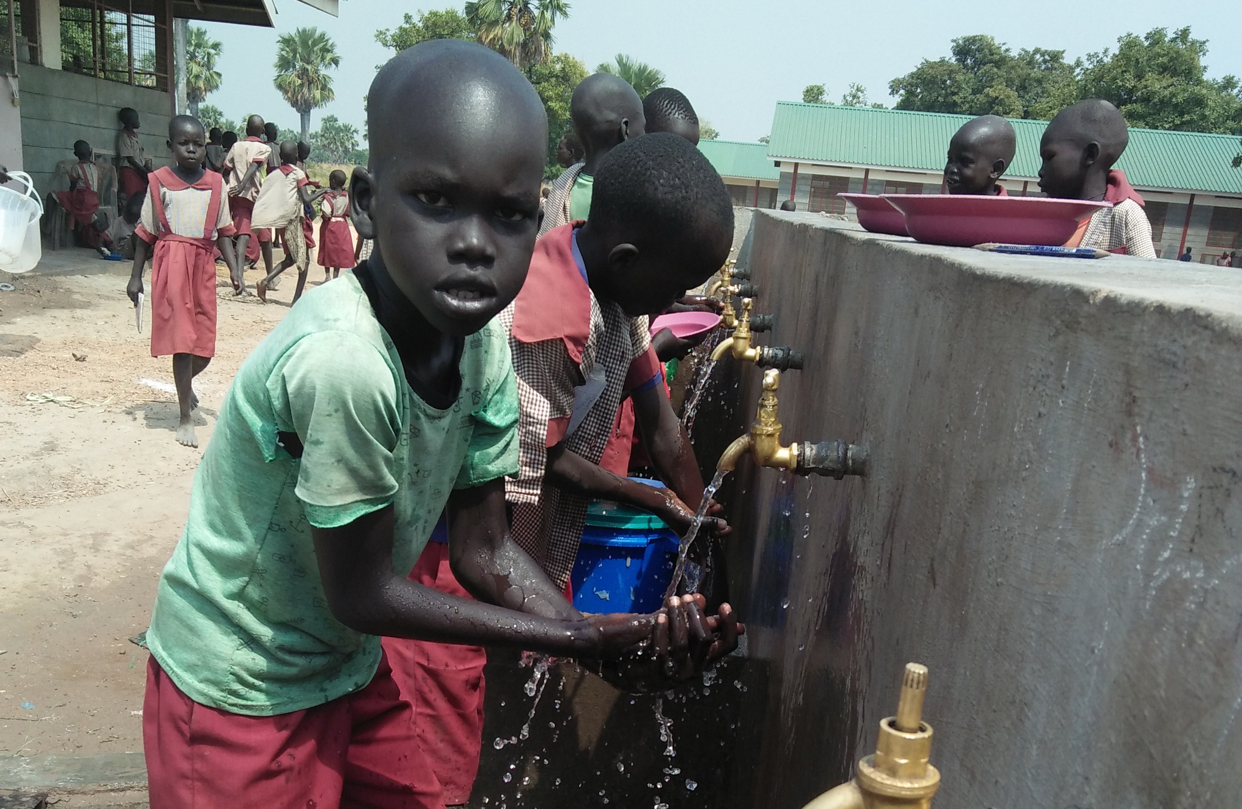 Auf Hygiene wird geachtet: Händewaschen vor dem Essen ist Pflicht, und sauberes Wasser hierfür steht allen Schülern und Lehrern zur Verfügung.