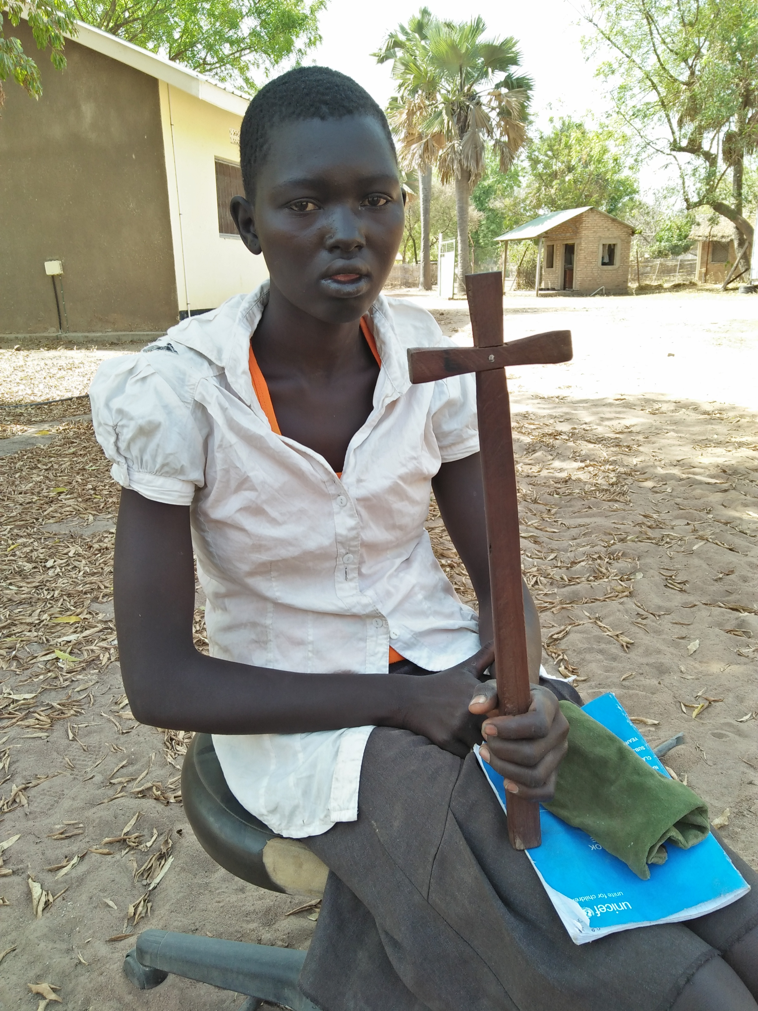 Die 15-jährige Sarah Makur leidet unter Krampfanfällen. Ihre Familie hat sie daraufhin als verflucht verstoßen. In Rumbek wird sie medizinisch behandelt und findet Schutz.