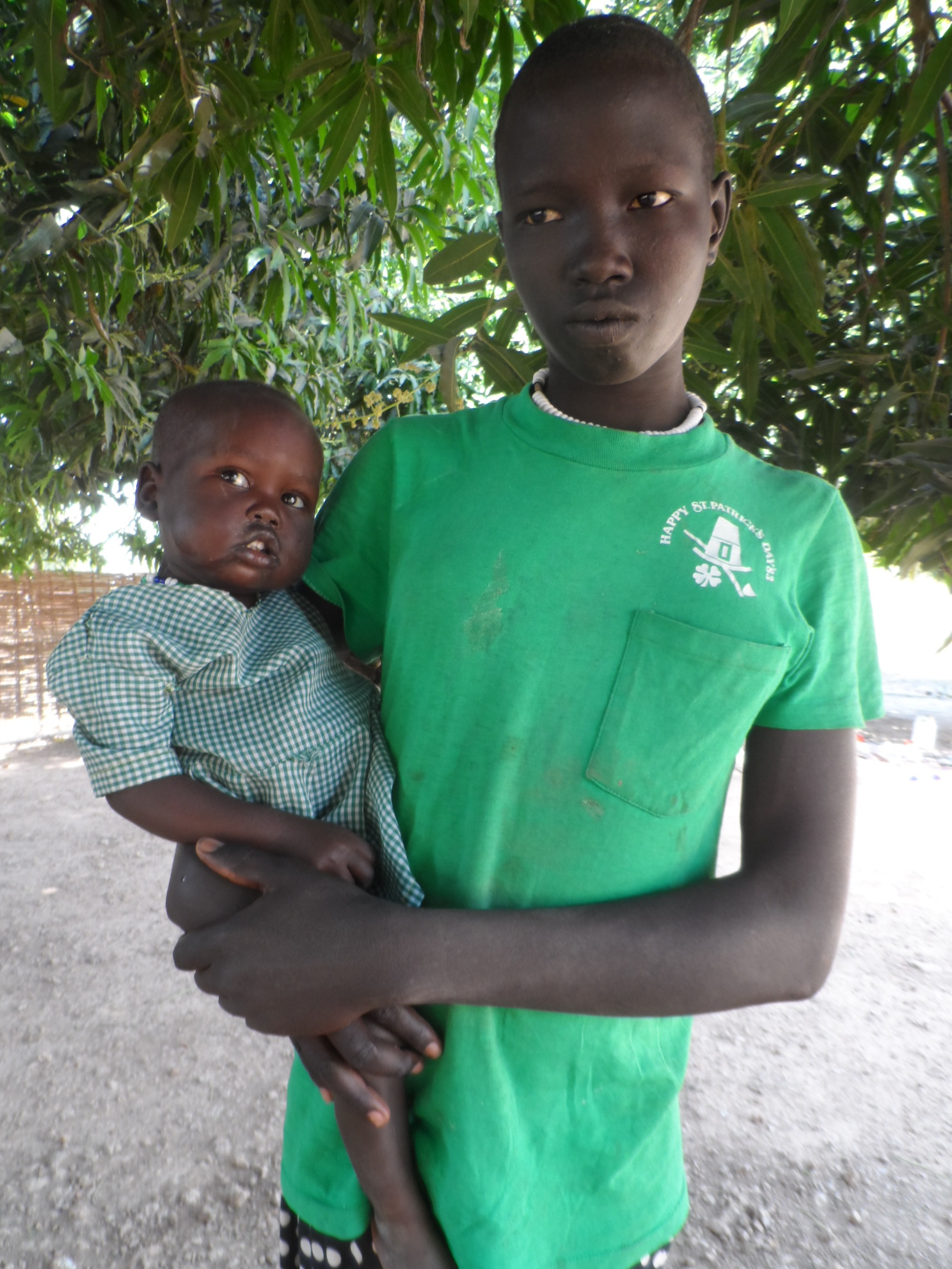 Eine unbeschwerte Kindheit blieb den beiden wie vielen Kindern im Südsudan bisher verwehrt. Die von Hoffnungszeichen unterstützte Diözese Rumbek bietet ihnen jetzt einen Schutzraum.