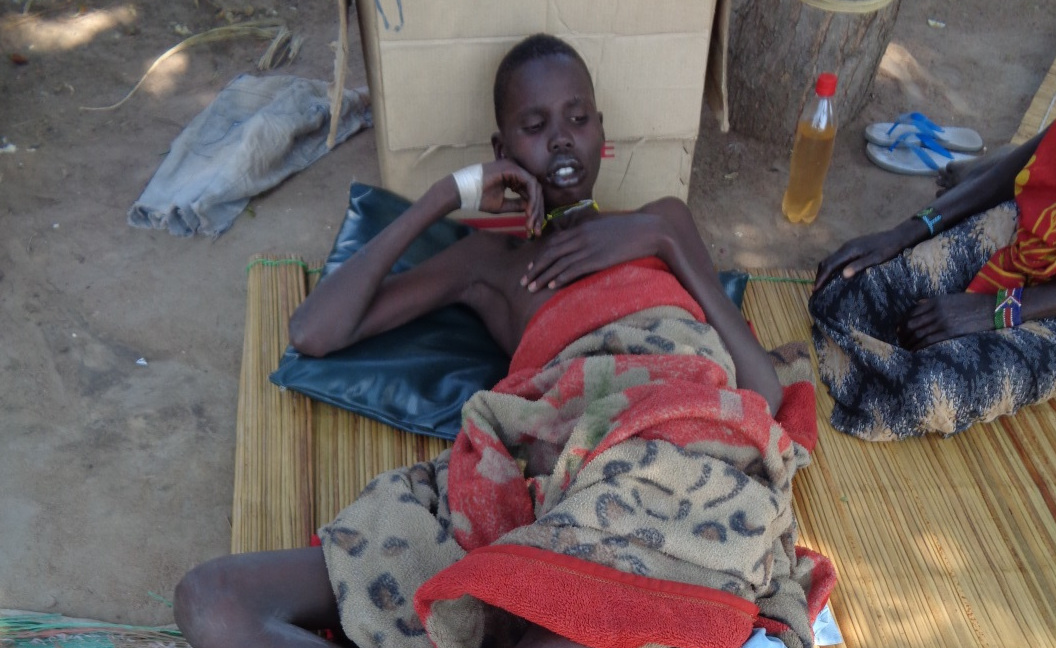 Nicht für alle Erkrankten gibt es Betten, manche liegen auf Matten im Freien. Die Meisten sind durch die Krankheit und einen schlechten Ernährungszustand sehr geschwächt.