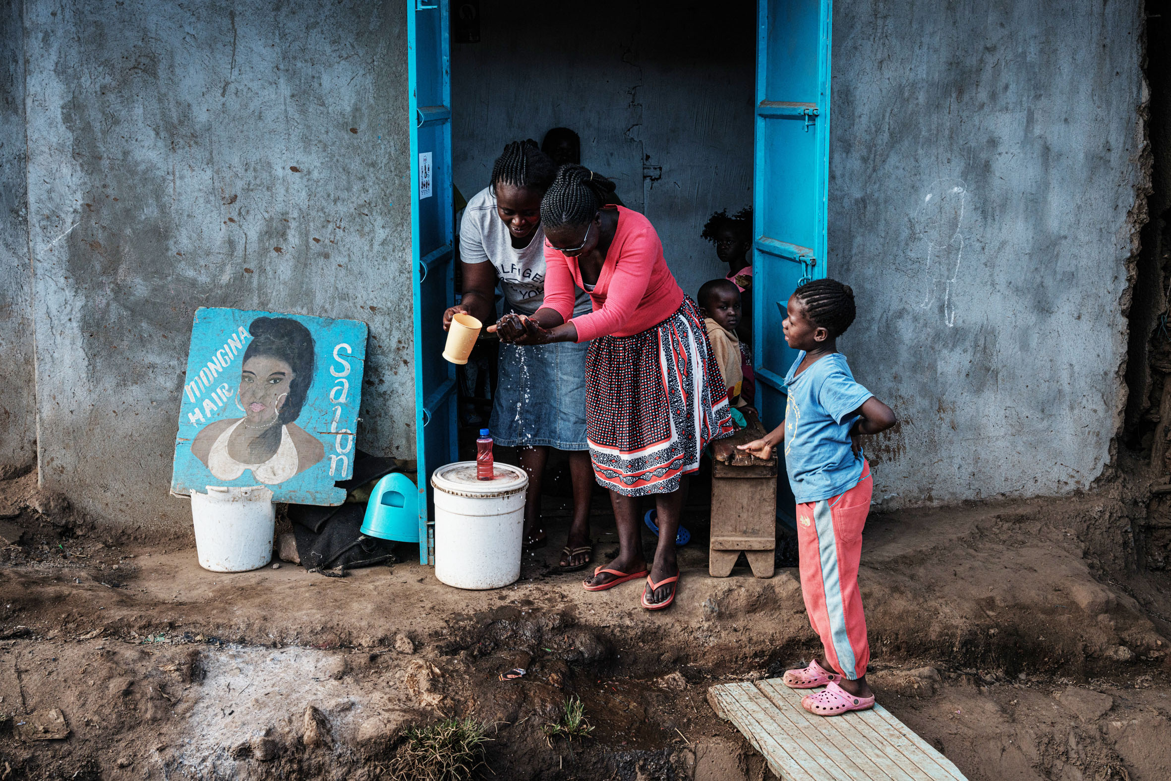In den Armenvierteln der großen Städte Afrikas, wie hier in Nairobi (Kenia), mangelt es häufig an sauberem Wasser und grundlegender Hygiene. Die dichte Besiedelung macht das „Abstandhalten“ für die Menschen unmöglich.