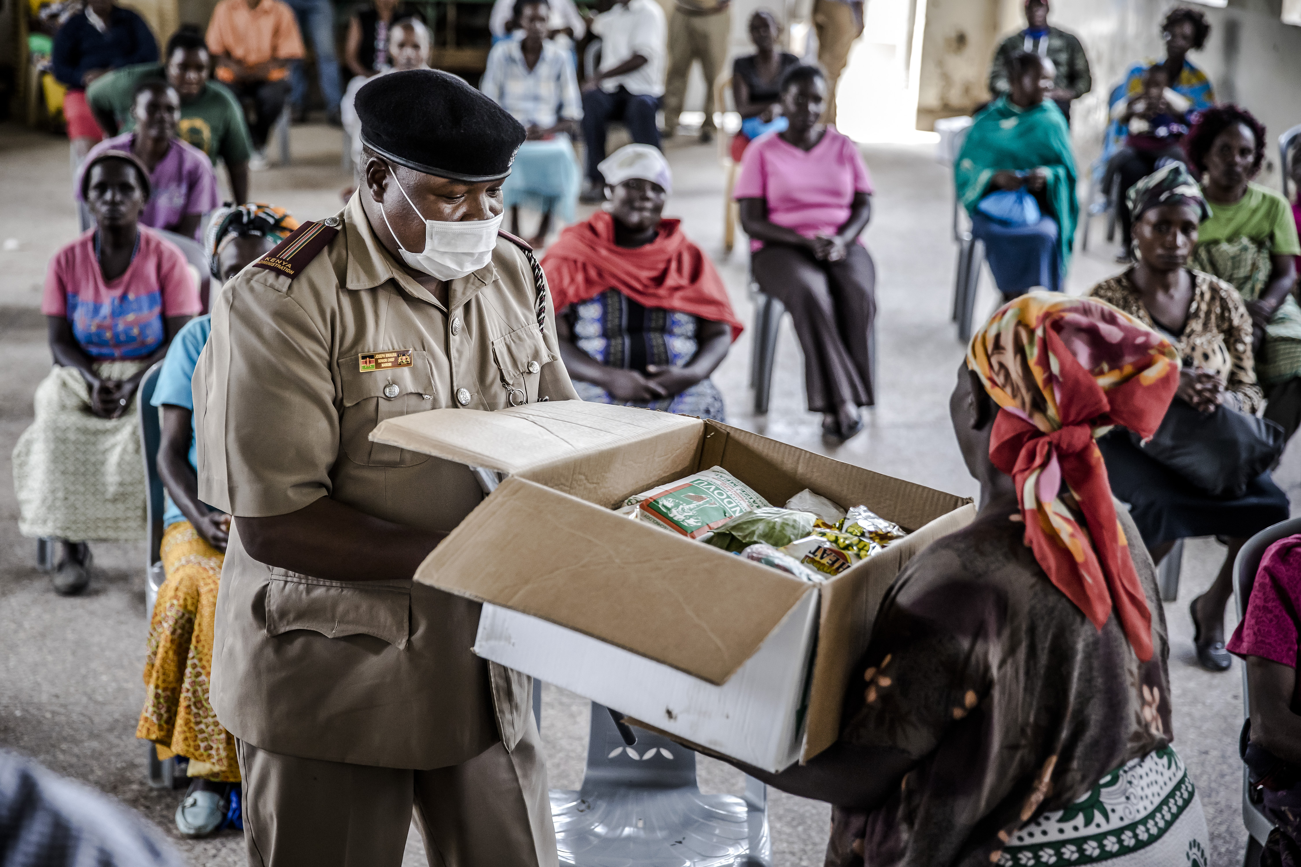 Für viele Kenianer bricht mit den harten Maßnahmen zur Eindämmung der Pan- demie die Lebensgrundlage weg. Die Behörden versuchen, beispielsweise in  Nairobi Ende März mit Lebensmittelverteilungen das größte Elend zu mildern. Für viele Kenianer bricht mit den harten Maßnahmen zur Eindämmung der Pan- demie die Lebensgrundlage weg. Die Behörden versuchen, beispielsweise in  Nairobi Ende März mit Lebensmittelverteilungen das größte Elend zu mildern.