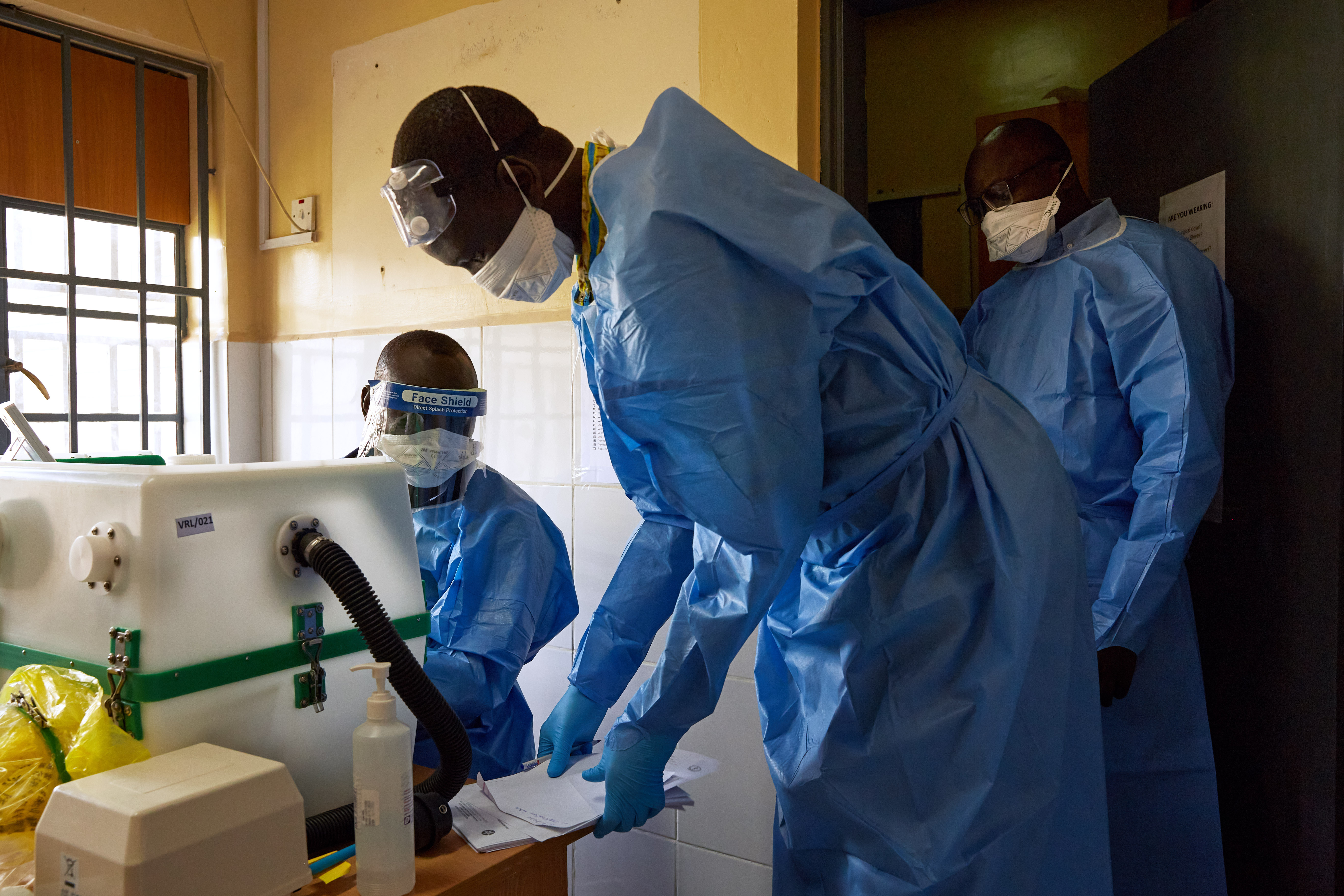 Die Gesundheitssysteme vieler afrikanischer Länder sind mit einer Pandemie  vollkommen überfordert. In diesem Labor im südsudanesischen Juba müssen  die Mitarbeiter mit einfachsten Mitteln arbeiten. Die Gesundheitssysteme vieler afrikanischer Länder sind mit einer Pandemie  vollkommen überfordert. In diesem Labor im südsudanesischen Juba müssen  die Mitarbeiter mit einfachsten Mitteln arbeiten.