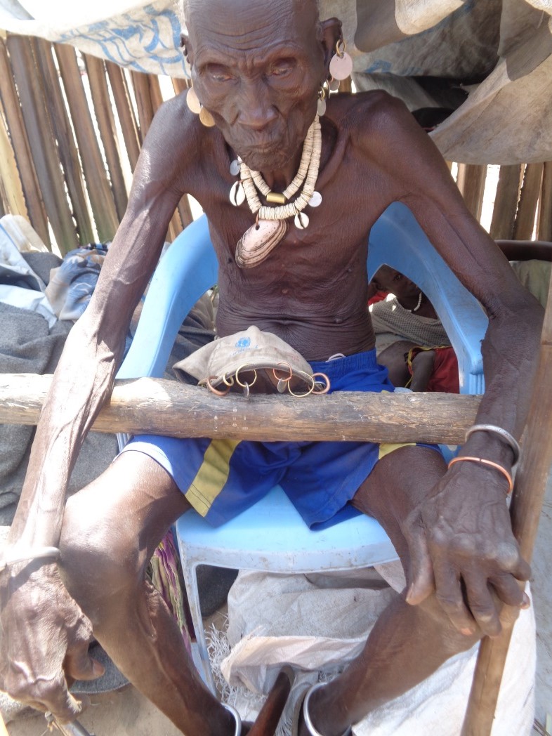 Vor allem älteren Menschen gilt unsere Aufmerksamkeit – ihre Körper sind ausgezehrt von Hunger und den Strapazen der Flucht. Unsere Unterstützung ist ihnen ein großer Segen.