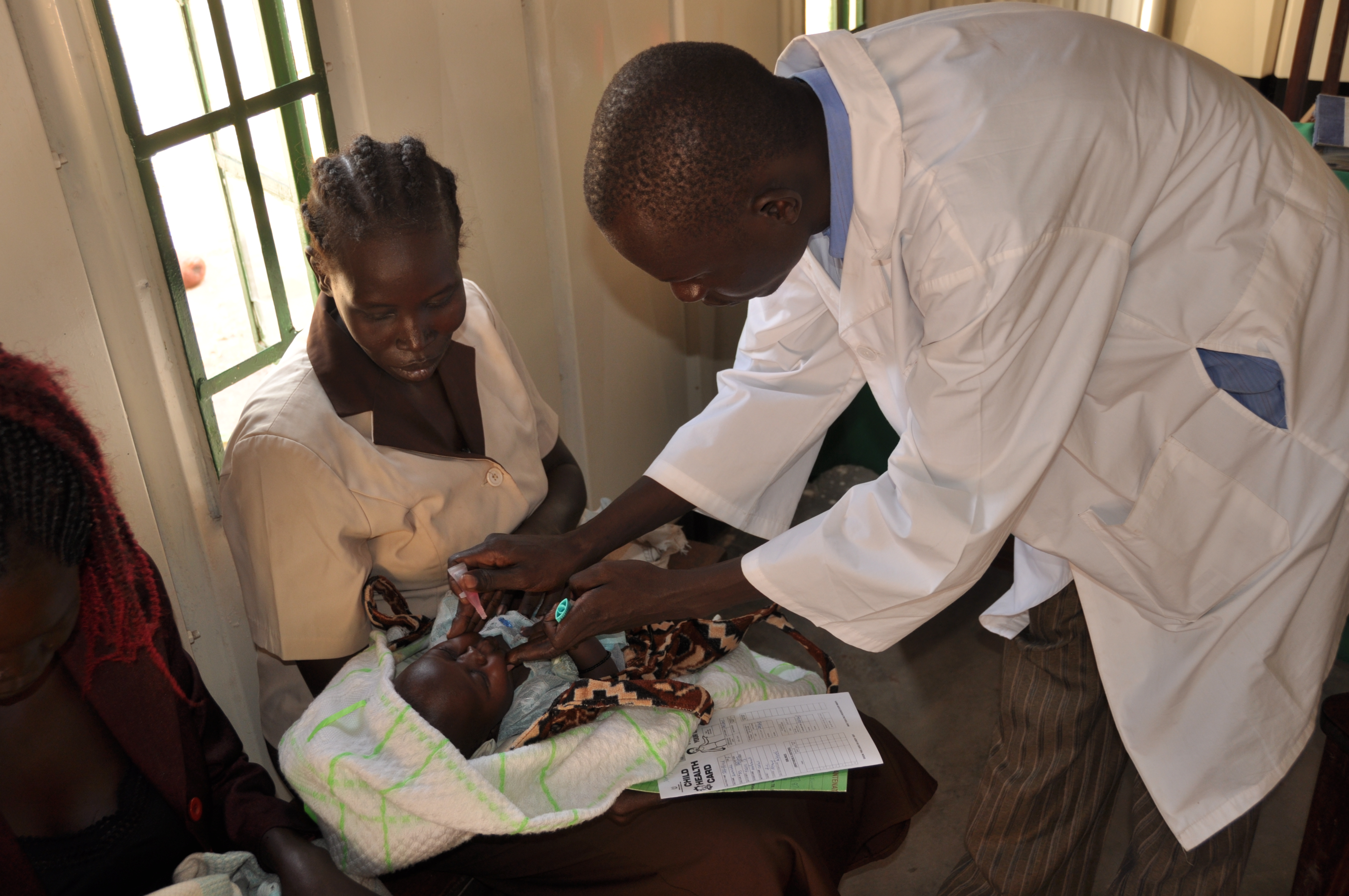 Hoffnungszeichen liefert zweimal im Jahr wichtige Medikamente und Nahrungsmittel. So kann das Klinikpersonal vielen Kindern helfen.