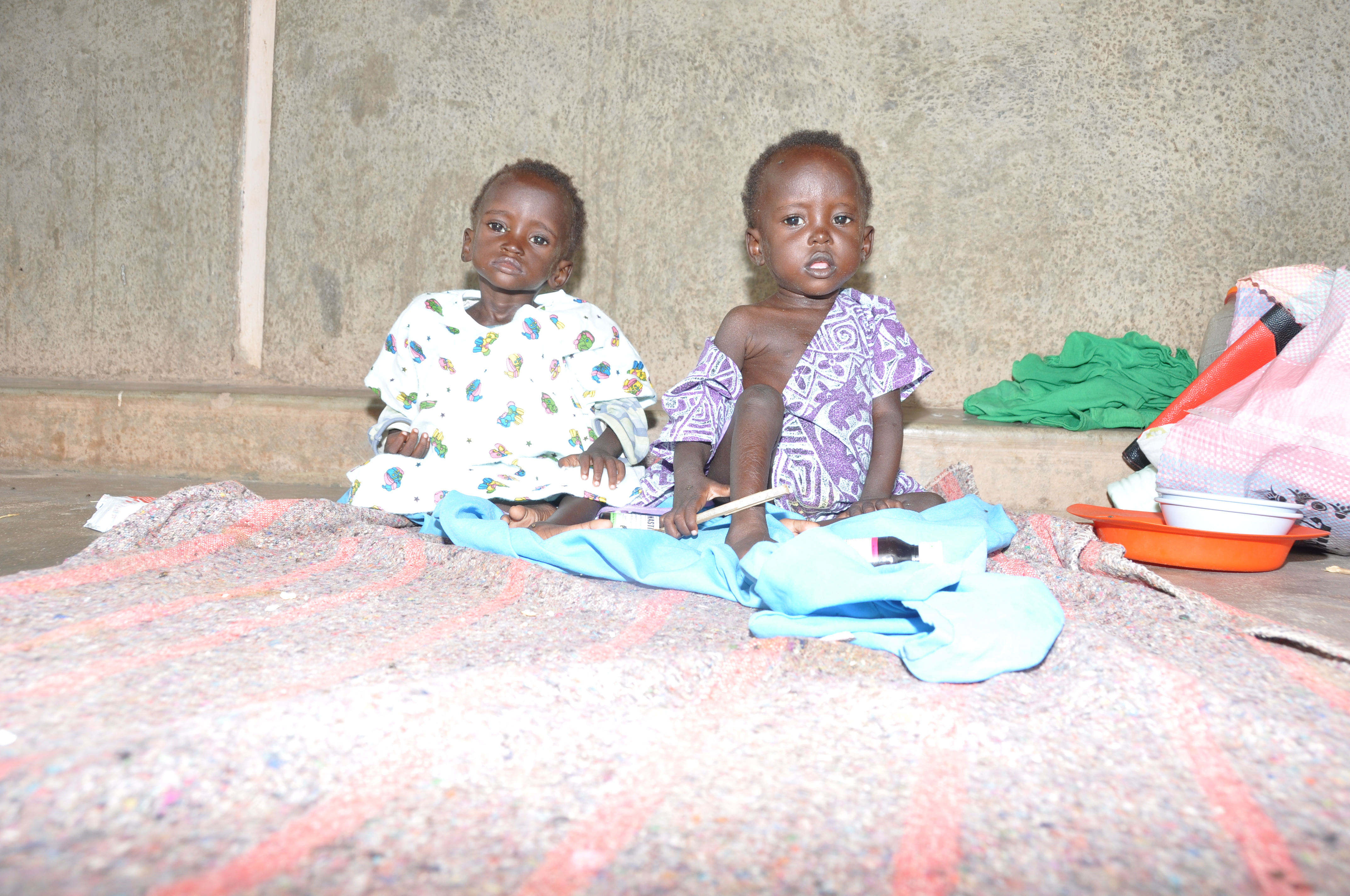 Die Regenzeit bringt ein Klima, in dem viele Kinder erkranken. Oft gehen damit Ernährungsprobleme einher, die die Kinder noch mehr gefährden.