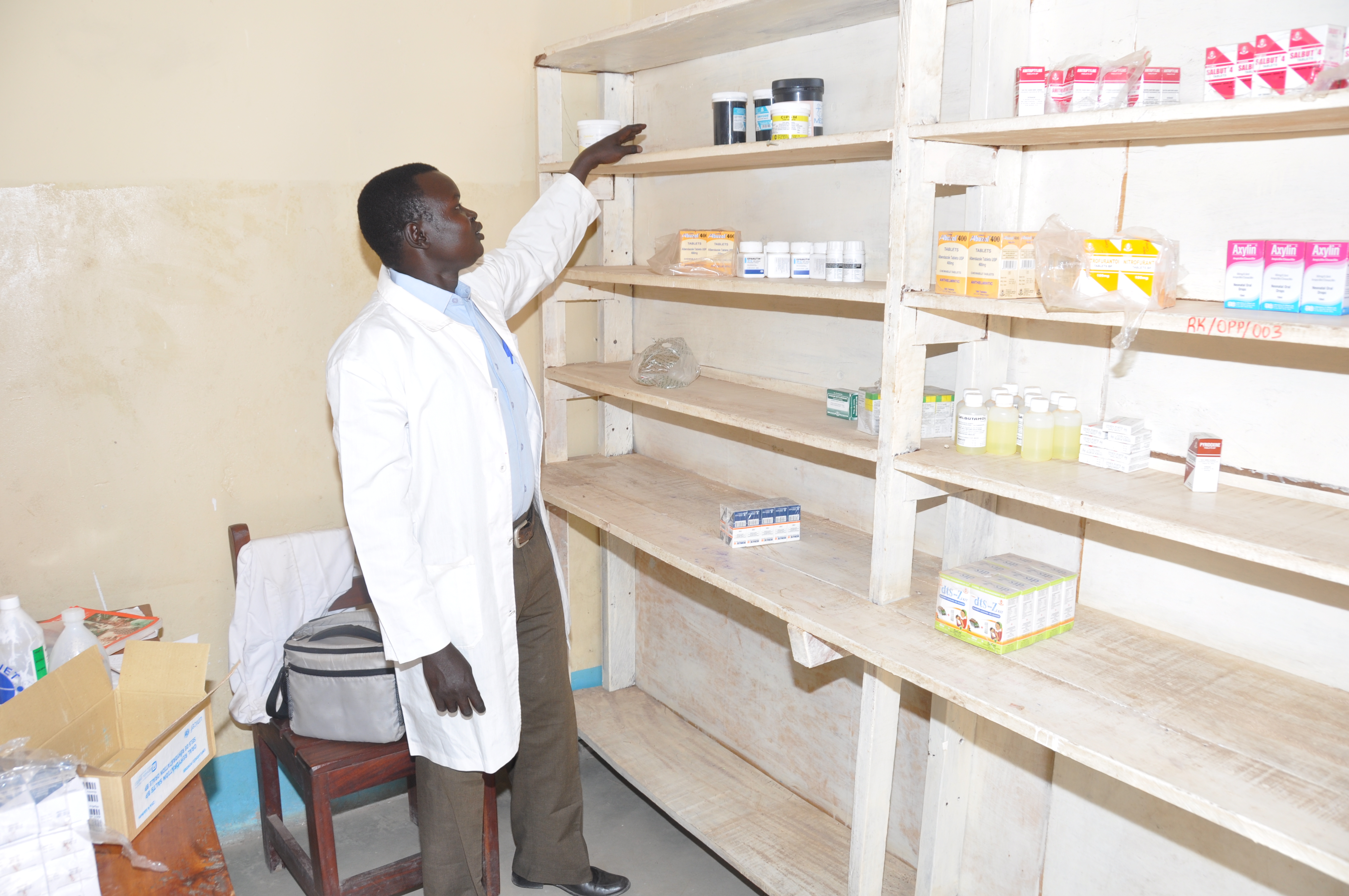 Viele Krankheiten können mit einfachen Medikamenten behandelt werden. Hoffnungszeichen unterstützt den Betrieb der Klinik u. a. mit Medizin und Nahrungsmitteln.