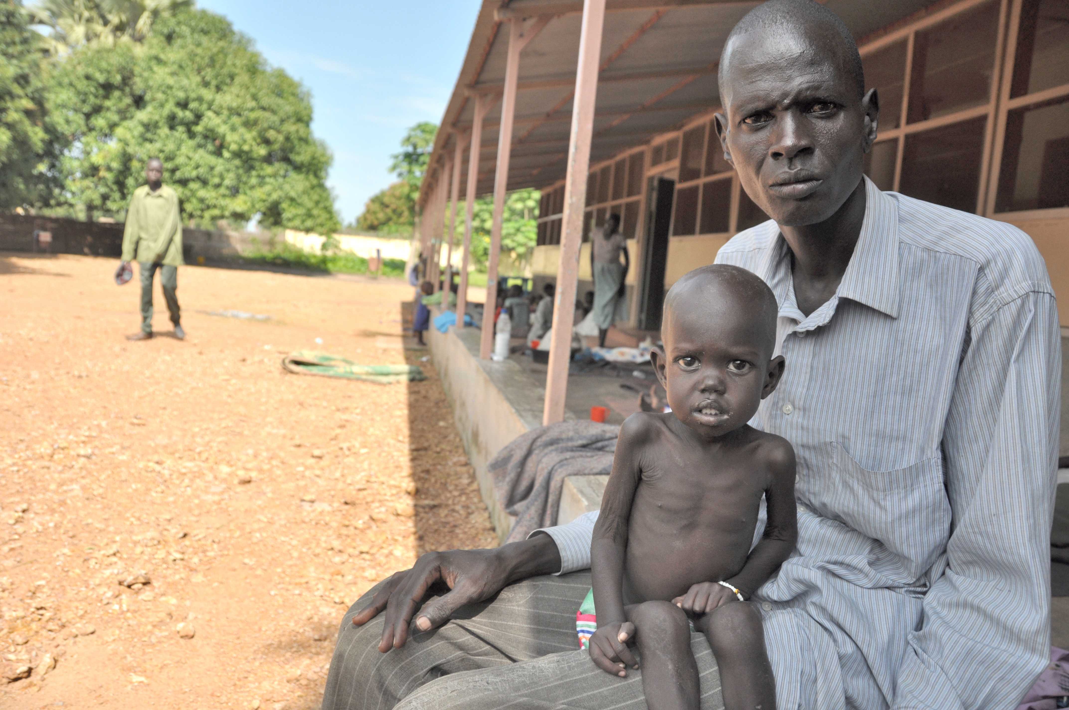 Maker Aweer (40) hat mit seiner Tochter die Klinik in Rumbek aufgesucht. Er setzt alle Hoffnung auf die Behandlung in der Gesundheitseinrichtung.
