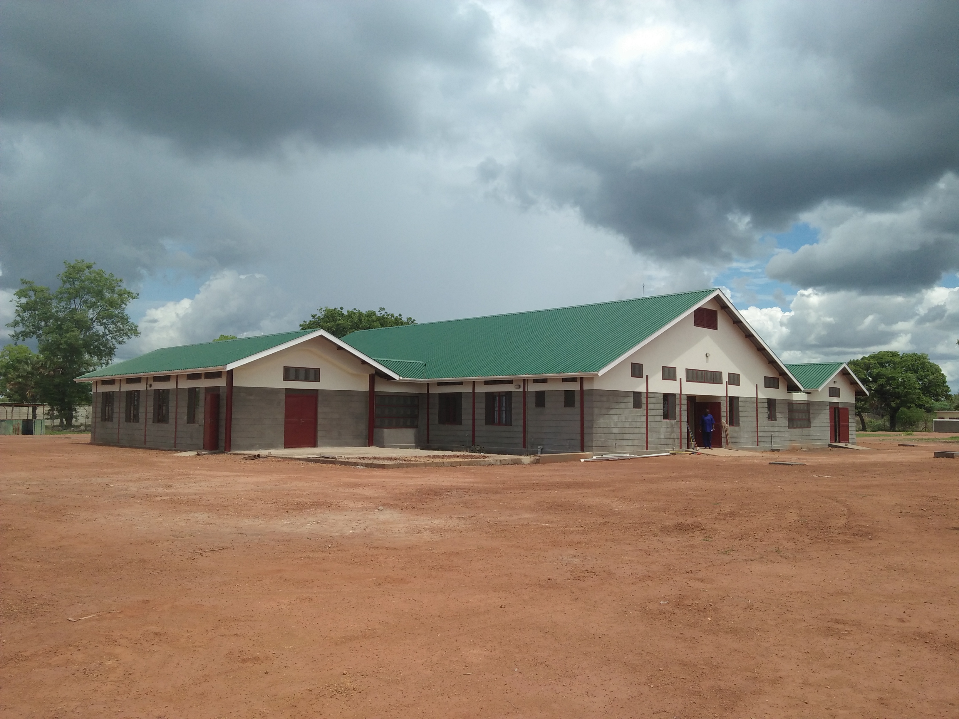 Das neue Klinikgebäude in Maker Kuei ist fertig und bereits in Betrieb. Die Loreto-Schwestern können den Menschen in der Region damit umfassende medizinische Unterstützung bieten. Das neue Klinikgebäude in Maker Kuei ist fertig und bereits in Betrieb. Die Loreto-Schwestern können den Menschen in der Region damit umfassende medizinische Unterstützung bieten.