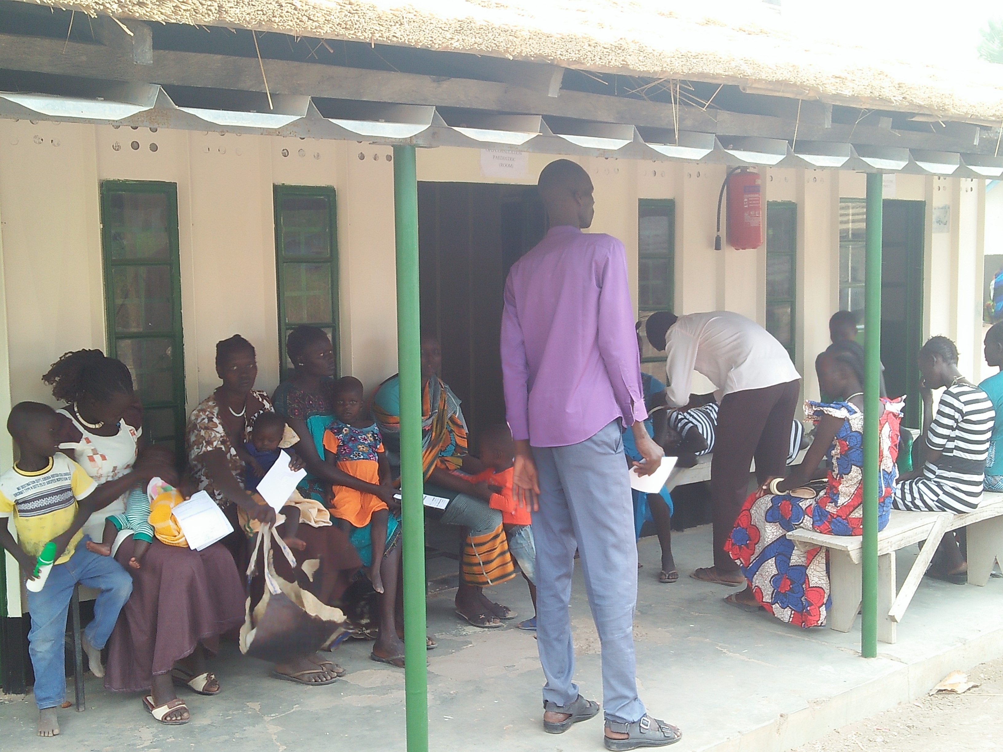 Die Zeit von Mai bis Juli ist für viele Südsudanesen besonders entbehrungsreich, weil die Vorräte aufgebraucht sind. Entsprechend groß ist der Andrang in der Klinik der Diözese Rumbek.