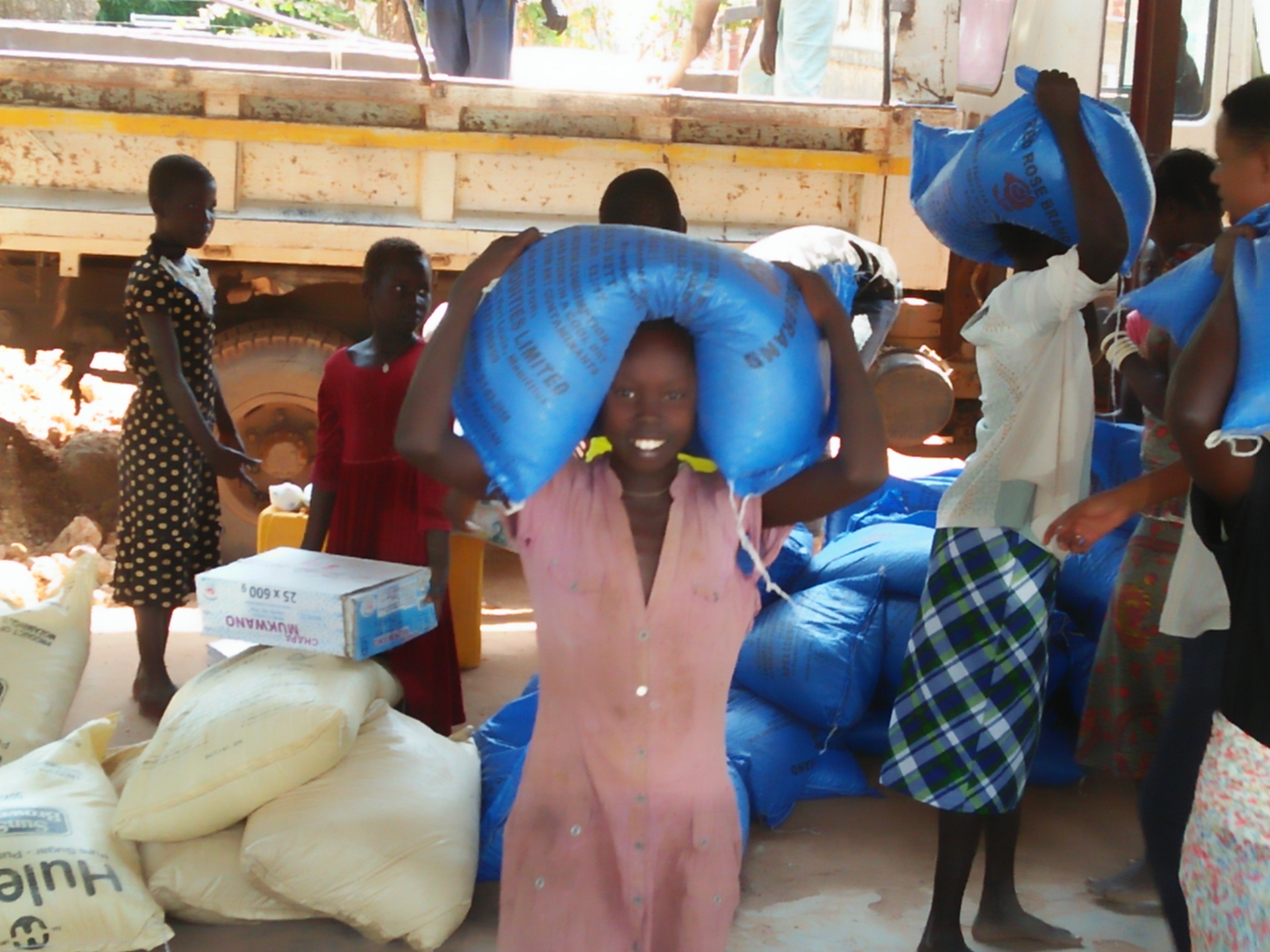 Wenn der LKW mit Hilfsgütern und Nahrungsmitteln kommt, packen viele gern mit an. Unsere gemeinsame Unterstützung für die Patienten und die vielen hungernden Menschen ist derzeit besonders wichtig.