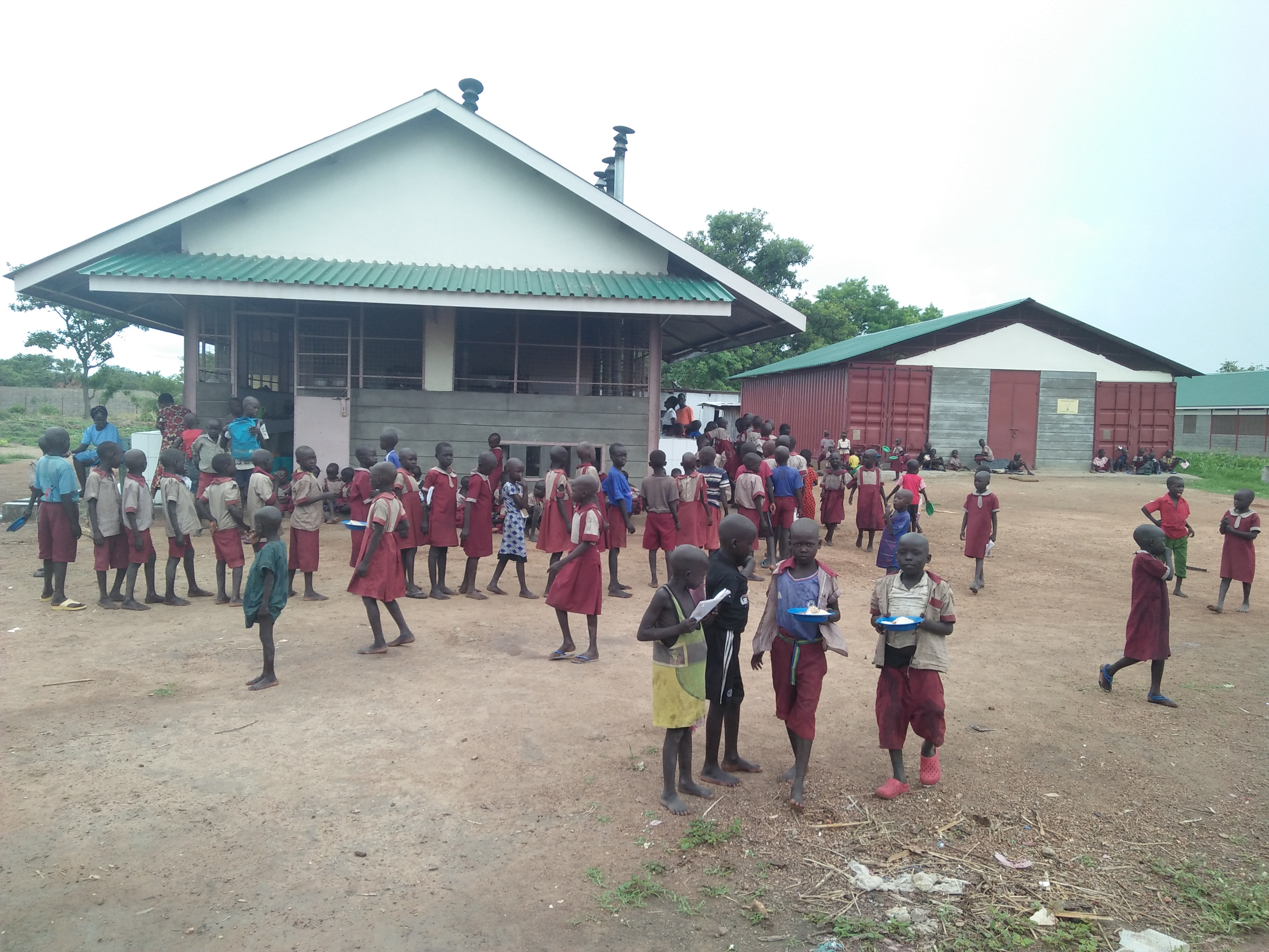 1.300 Kinder besuchen die Grundschule und das Mädcheninternat der Loreto- Schwestern in Maker Kuei. Für viele Eltern fast wichtiger als die Schulausbildung: Ihre Kinder erhalten hier ausreichend und ausgewogen zu essen. 1.300 Kinder besuchen die Grundschule und das Mädcheninternat der Loreto- Schwestern in Maker Kuei. Für viele Eltern fast wichtiger als die Schulausbildung: Ihre Kinder erhalten hier ausreichend und ausgewogen zu essen.