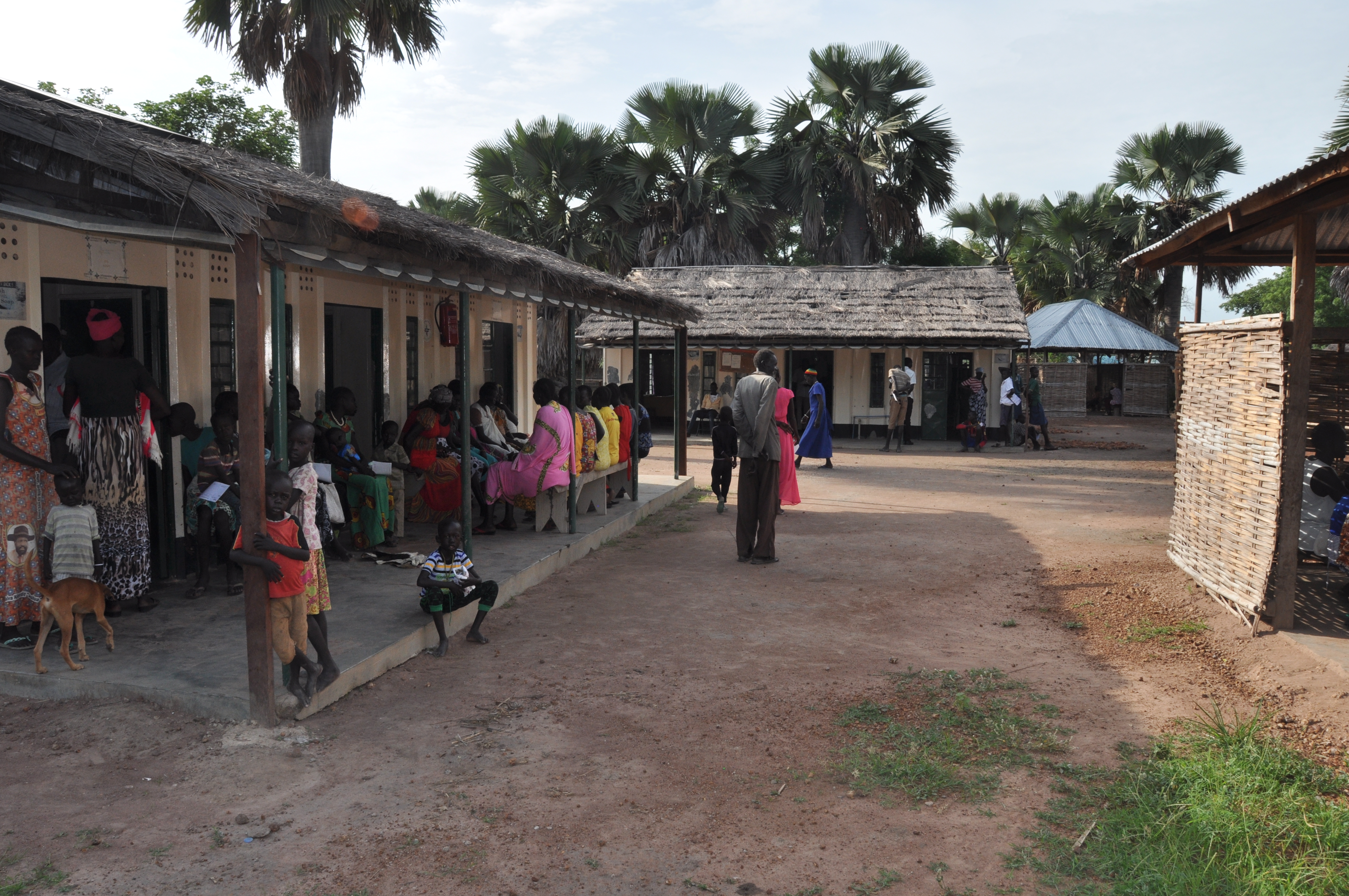 Jeden Tag warten viele Patienten auf dem Klinikgelände in Rumbek. Sie kommen oft von weit her, denn die Behandlung ist gut und kostenlos. Unsere jährliche Hilfslieferung ist essentiell für die Arbeit der Kliniken in Rumbek und Nyal. Jeden Tag warten viele Patienten auf dem Klinikgelände in Rumbek. Sie kommen oft von weit her, denn die Behandlung ist gut und kostenlos. Unsere jährliche Hilfslieferung ist essentiell für die Arbeit der Kliniken in Rumbek und Nyal.