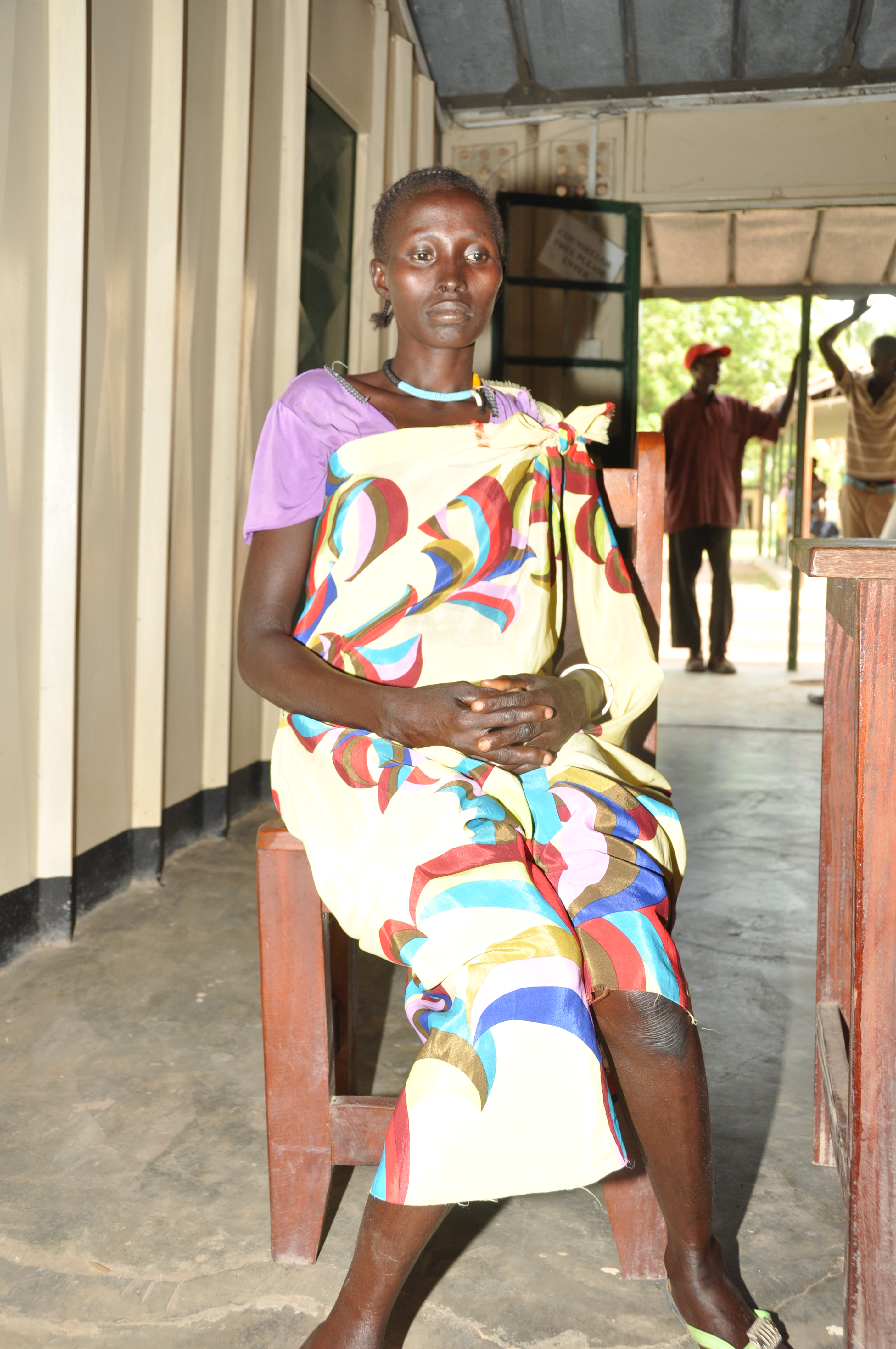 Akol Meading ist wegen einer Geburtskomplikation schon in anderen Kliniken gewesen – ohne Erfolg. In Rumbek erhält sie eine exakte, laborgestützte Diagnose und kostenfreie Medikamente.