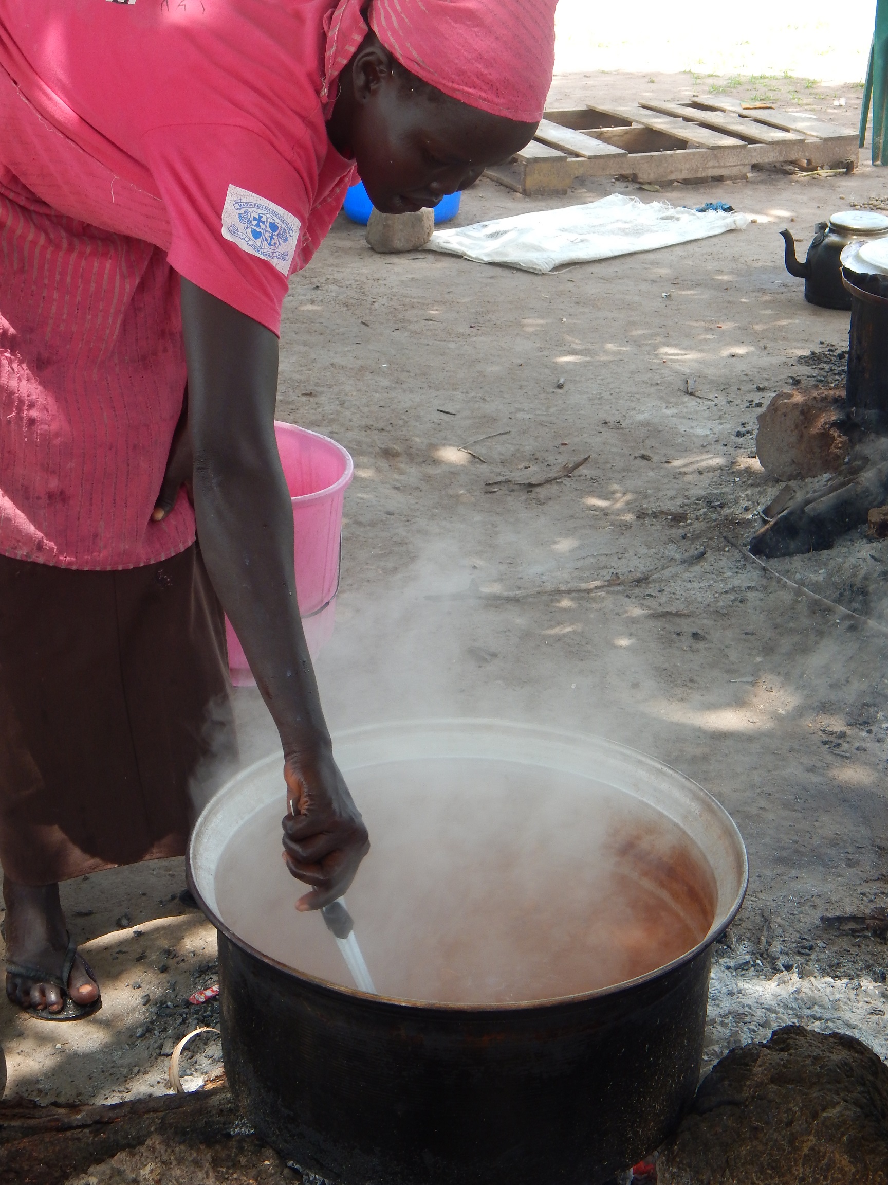 Bis vor kurzem wurden die Mahlzeiten noch traditionell in großen Töpfen auf offenem Feuer zubereitet. Nach der Anschaffung von Kochern ist die Arbeit für die Köche viel leichter geworden.