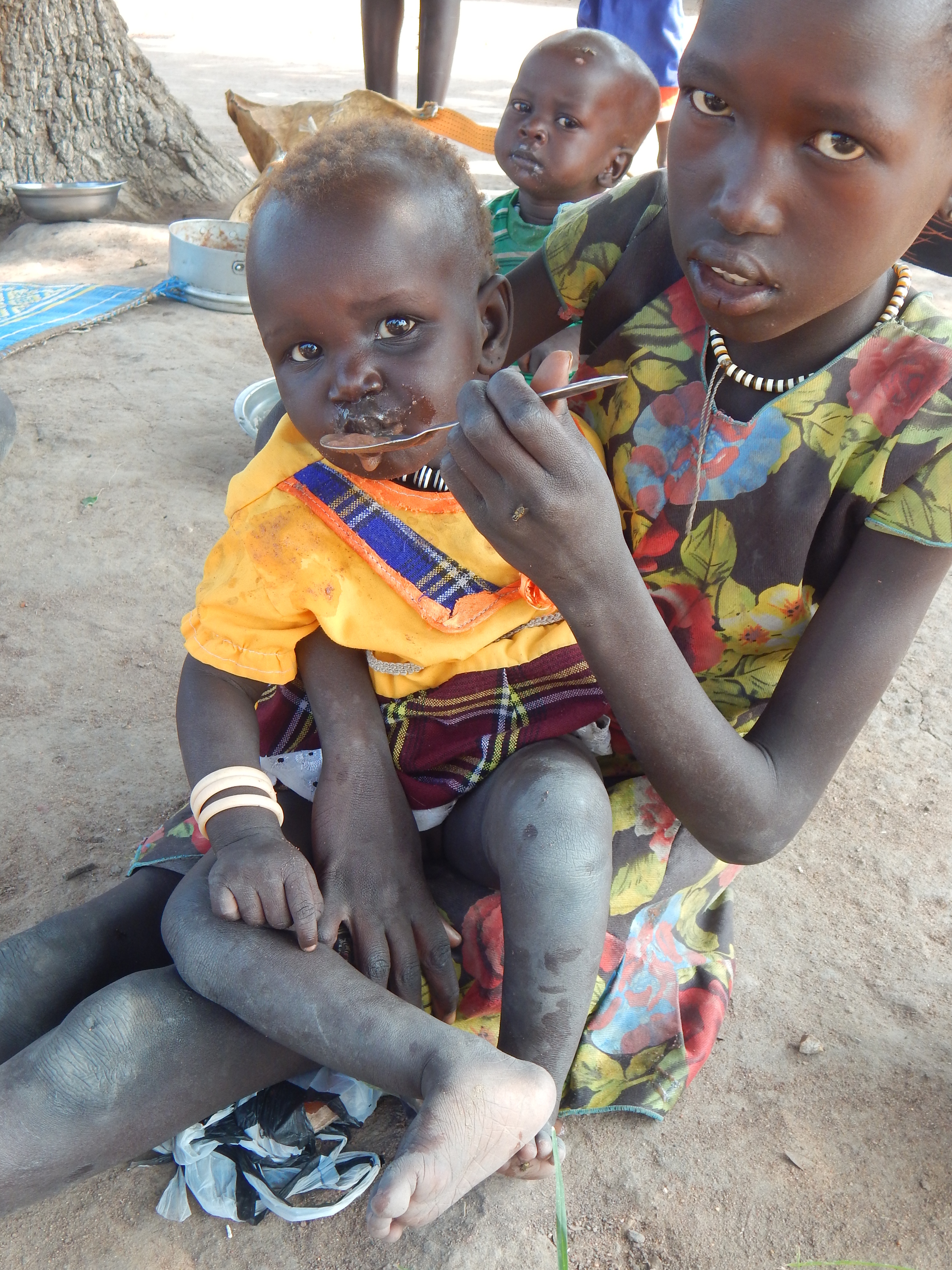 Durch die aktuelle Hungerkrise und die enorme Steigerung der Lebensmittelpreise ist die Versorgung der Schüler sowie der mangelernährten Kleinkinder akut gefährdet.