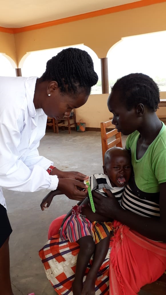 Auch Rebecca Chepuria ist mit ihrer kleinen Tochter Martha Yeeko gekommen. Das Mädchen leidet an Mangelernährung und braucht Hilfe. Hier in der Klinik kann das Kind sie erhalten. Auch Rebecca Chepuria ist mit ihrer kleinen Tochter Martha Yeeko gekommen. Das Mädchen leidet an Mangelernährung und braucht Hilfe. Hier in der Klinik kann das Kind sie erhalten.
