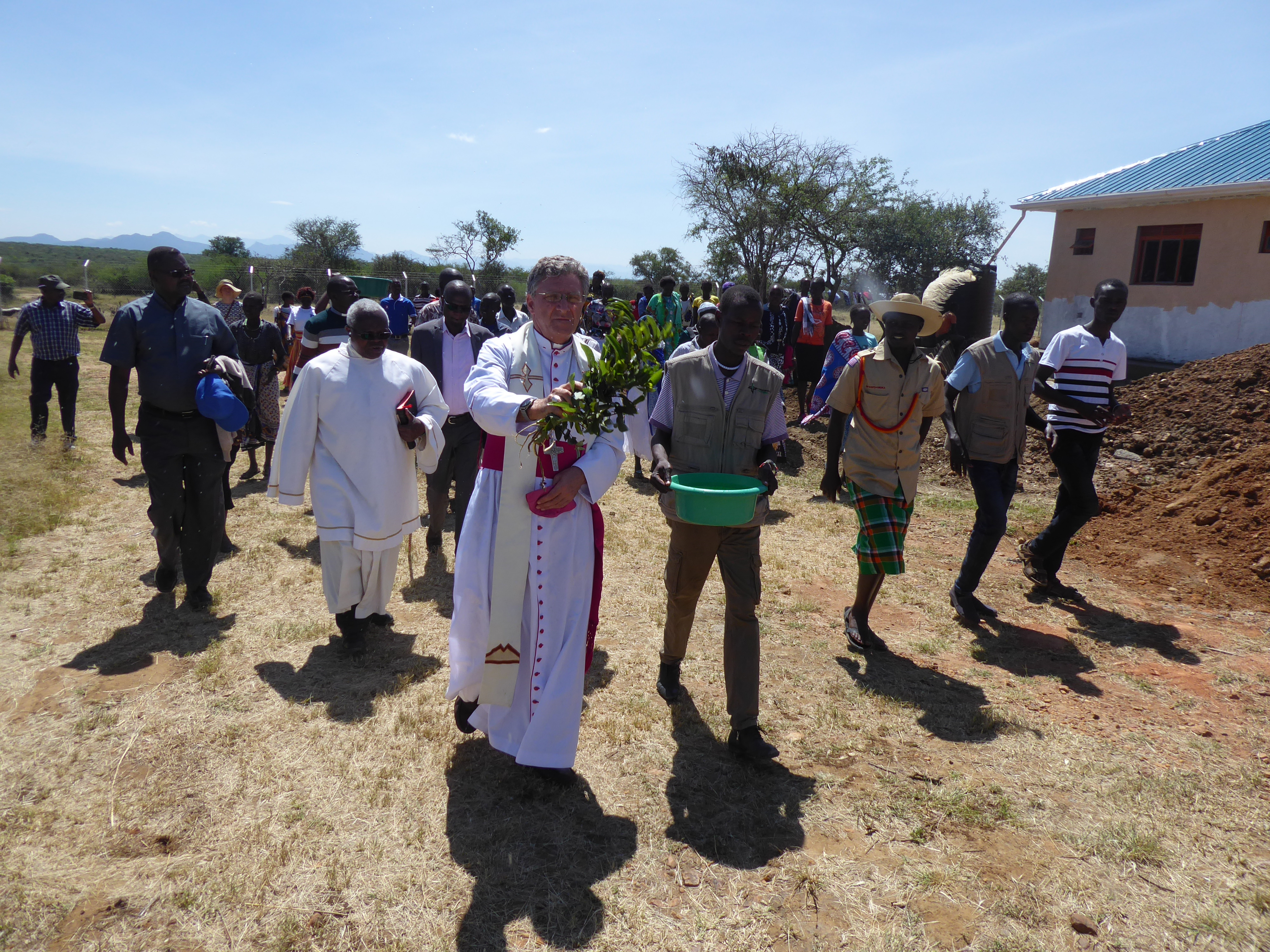 Bischof Damiano Guzzetti segnet in einer Prozession das Klinikgelände, die Bauten und die Menschen. Mit der Einweihung des Gesundheitszentrums erfüllt sich für viele Menschen in der Region Kosike eine große Hoffnung.