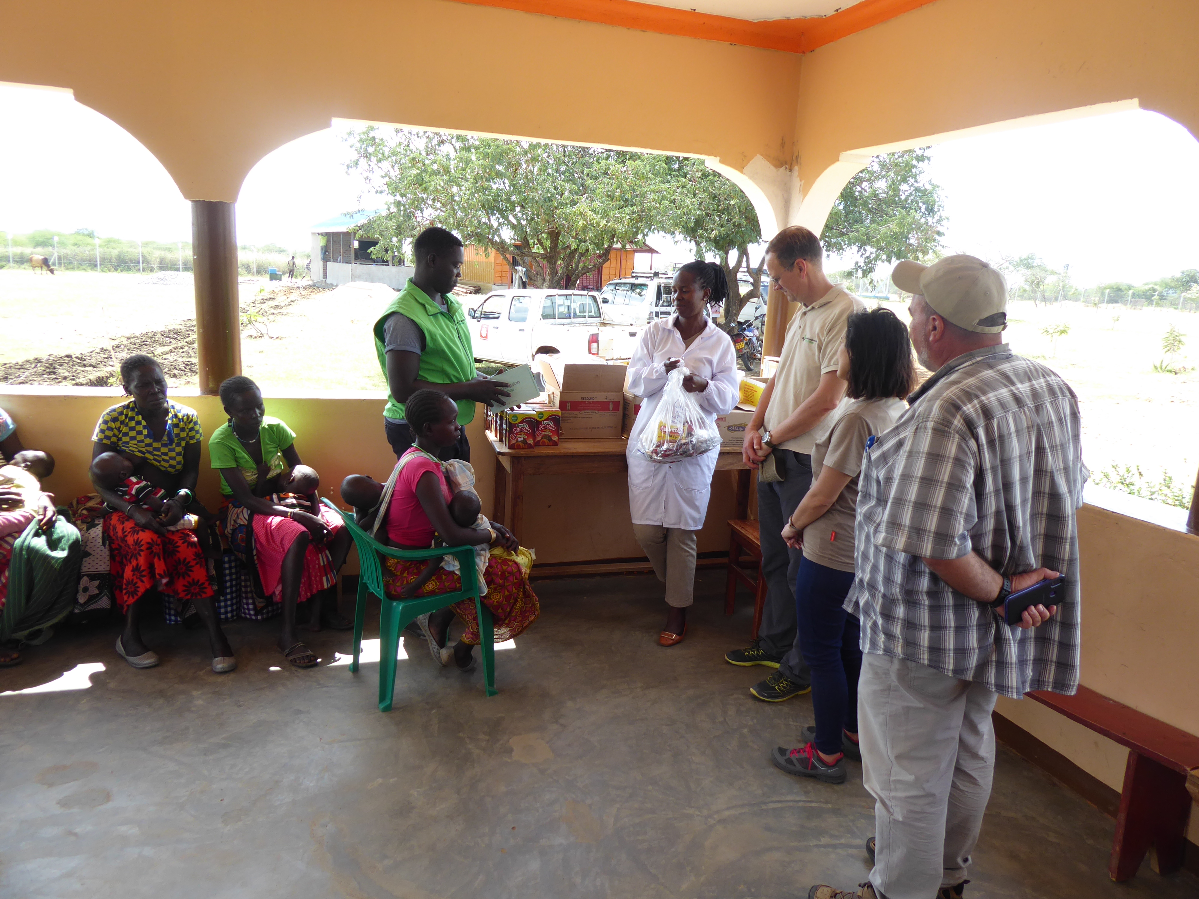 Klaus Stieglitz (3.v.r.), Zweiter Vorstand von Hoffnungszeichen, und Dr. Lucia Sorrentino (2.v.r.), Programmleiterin Ostafrika, führen bei der Einweihung der Klinik viele Gespräche mit Mitarbeitern und Patienten.