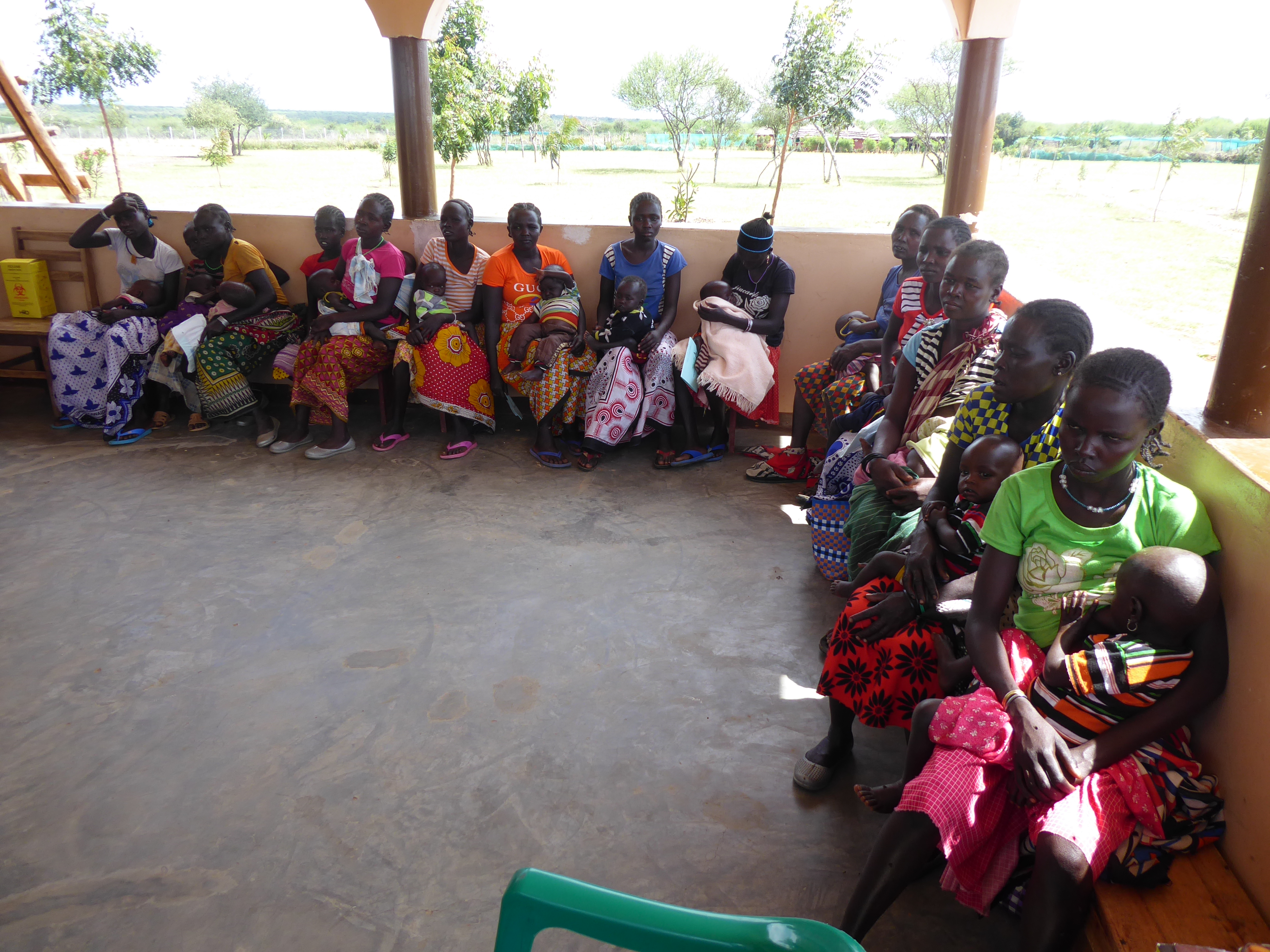 Geduldig warten die Patienten sowie die Mütter, die zum Impfen ihrer Kinder oder zur Schwangerschaftsvorsorge kommen.