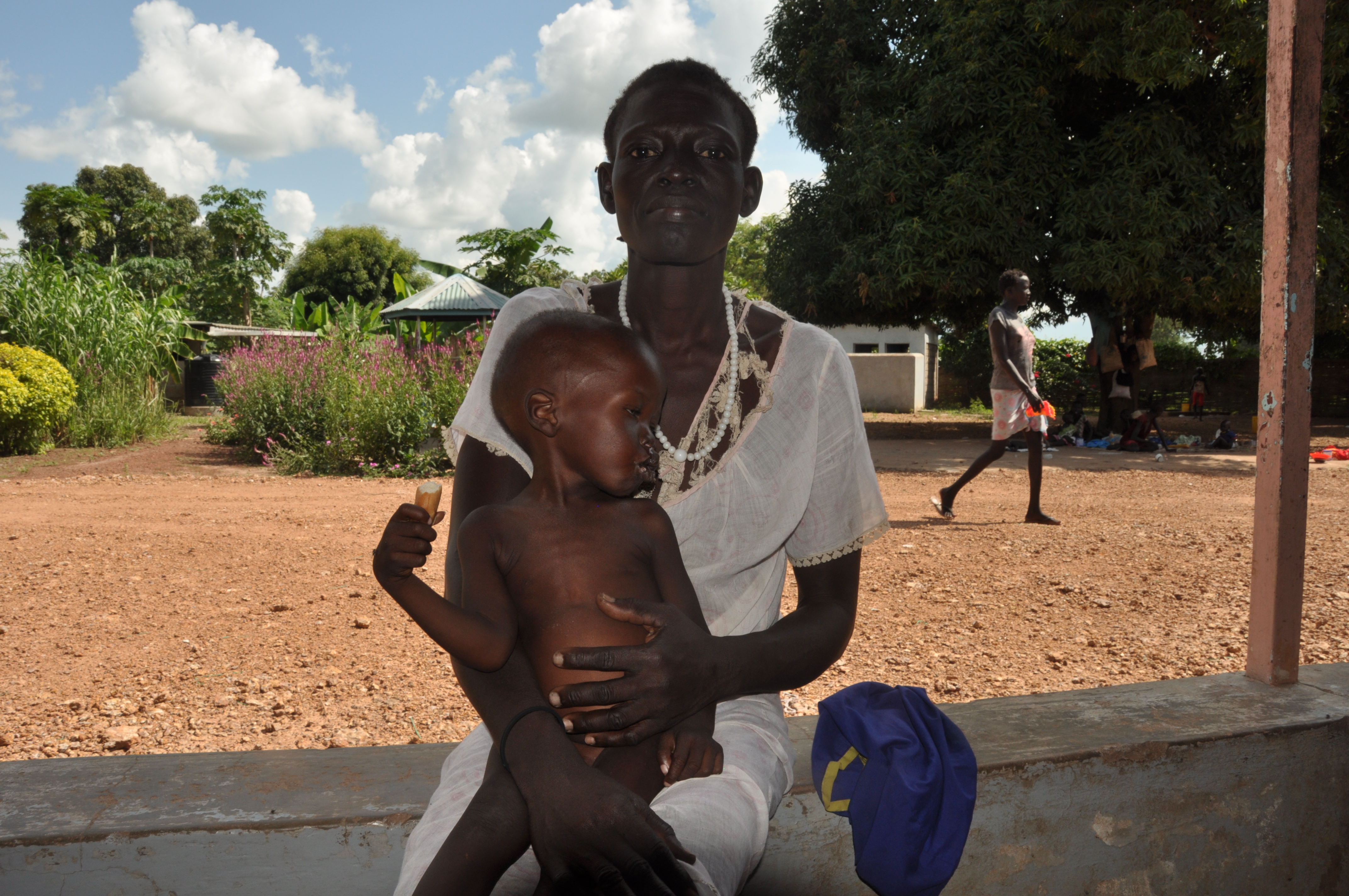 Malong leidet unter Erbrechen, Fieber und Husten. Der Einjährige hat lebensbedrohlich viel Gewicht verloren. Auch psychisch hat ihn der stete Hunger belastet. Mutter Amuong Malual brachte ihren Sohn daher in die Klinik nach Rumbek. Im Ernährungsprogramm für mangelernährte Kinder erhält der Junge Spezialnahrung und wird medizinische beobachtet. Malong leidet unter Erbrechen, Fieber und Husten. Der Einjährige hat lebensbedrohlich viel Gewicht verloren. Auch psychisch hat ihn der stete Hunger belastet. Mutter Amuong Malual brachte ihren Sohn daher in die Klinik nach Rumbek. Im Ernährungsprogramm für mangelernährte Kinder erhält der Junge Spezialnahrung und wird medizinische beobachtet.