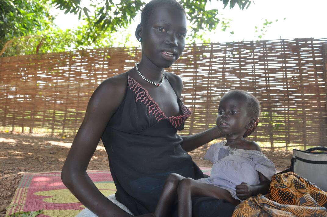 Ausgezehrt von der Flucht suchen auch viele Binnenvertriebene die Klinik in Rumbek auf. Der Kopf dieses Mädchens muss gestützt werden, so geschwächt ist es von Krankheit und Hunger. Ausgezehrt von der Flucht suchen auch viele Binnenvertriebene die Klinik in Rumbek auf. Der Kopf dieses Mädchens muss gestützt werden, so geschwächt ist es von Krankheit und Hunger.