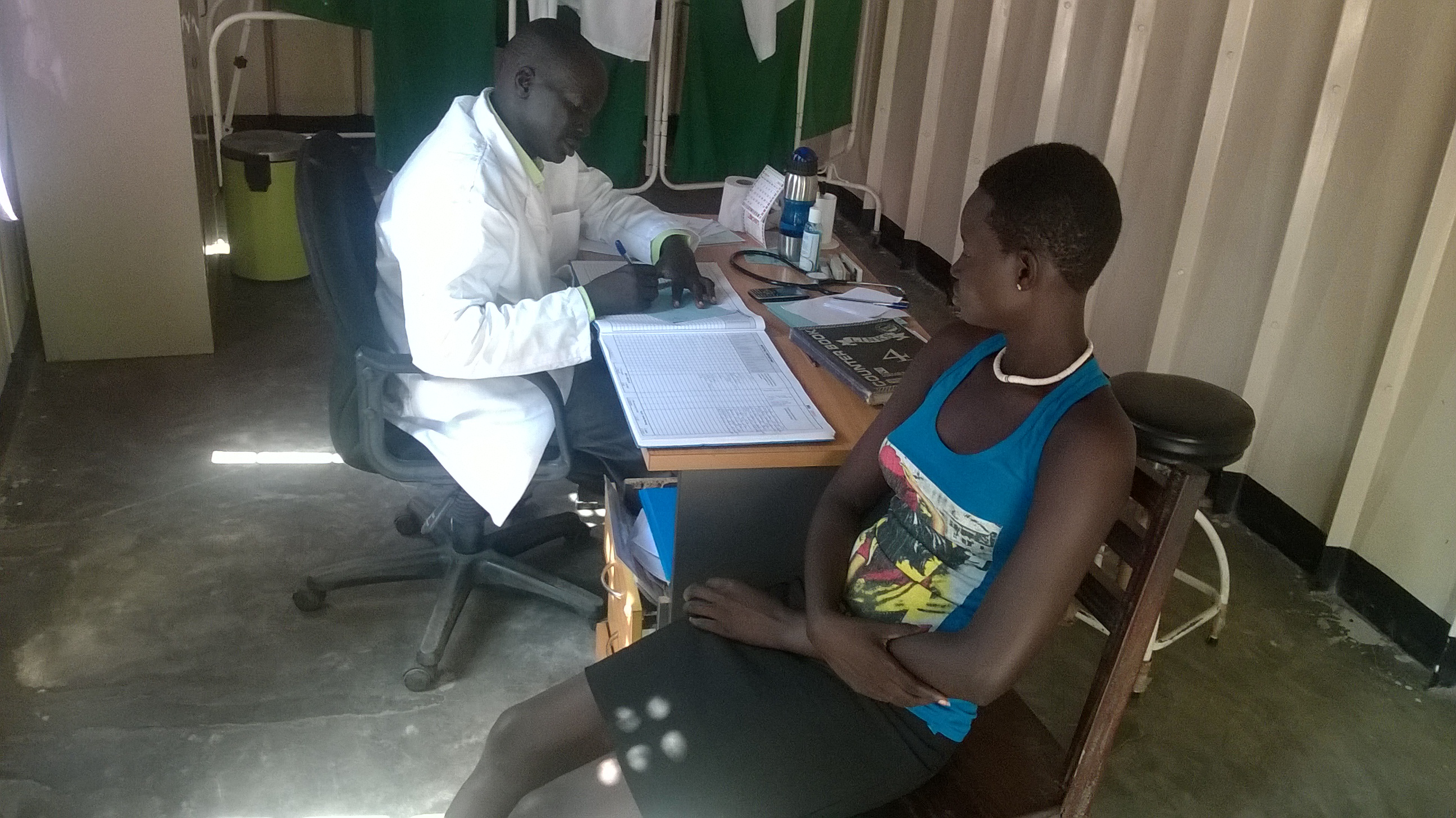 Für jeden Patienten nimmt sich unser Mediziner Laat Makuek ausreichend Zeit. Bei dieser jungen Frau stellt er eine Unterleibsentzündung fest.