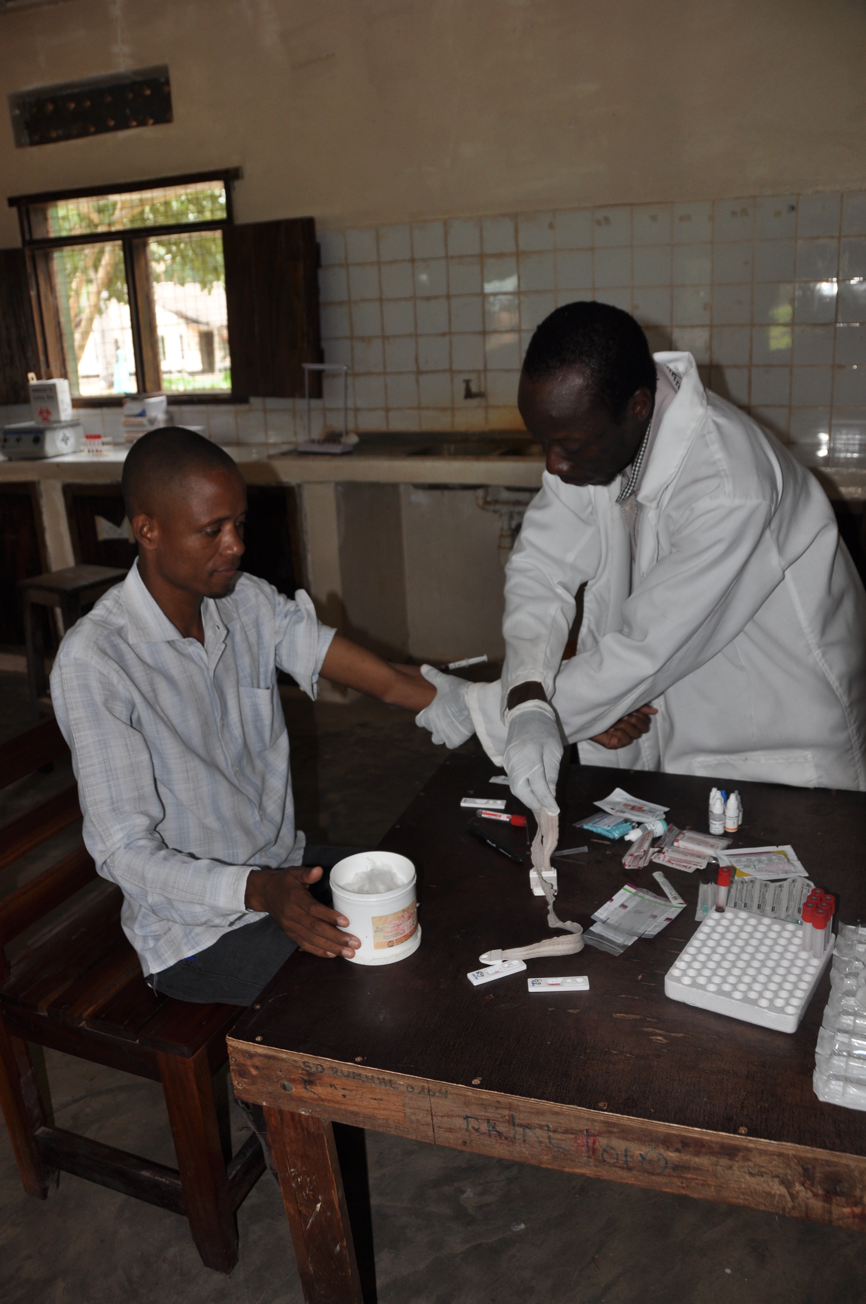 Im Labor werden vom Laboranten Paul Nyata Blutanalysen durchgeführt. Häufig können Krankheiten erst dann korrekt diagnostiziert werden.