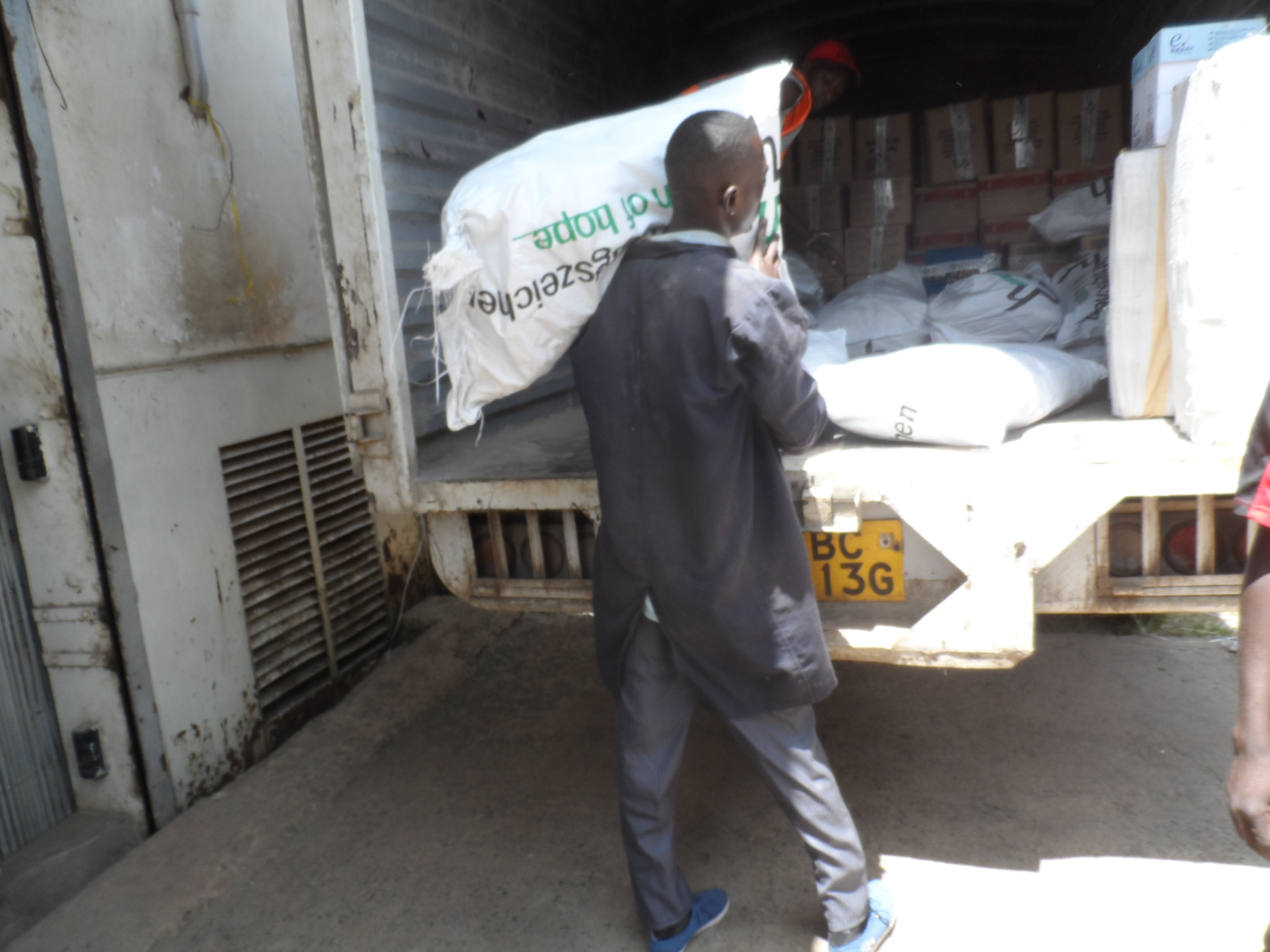 Die Transporte zu den Kliniken, in die Flüchtlingslager und Dörfer enthalten u. a. Sorghum und Mais, aber auch spezielle Aufbaunahrung für die Kinder.