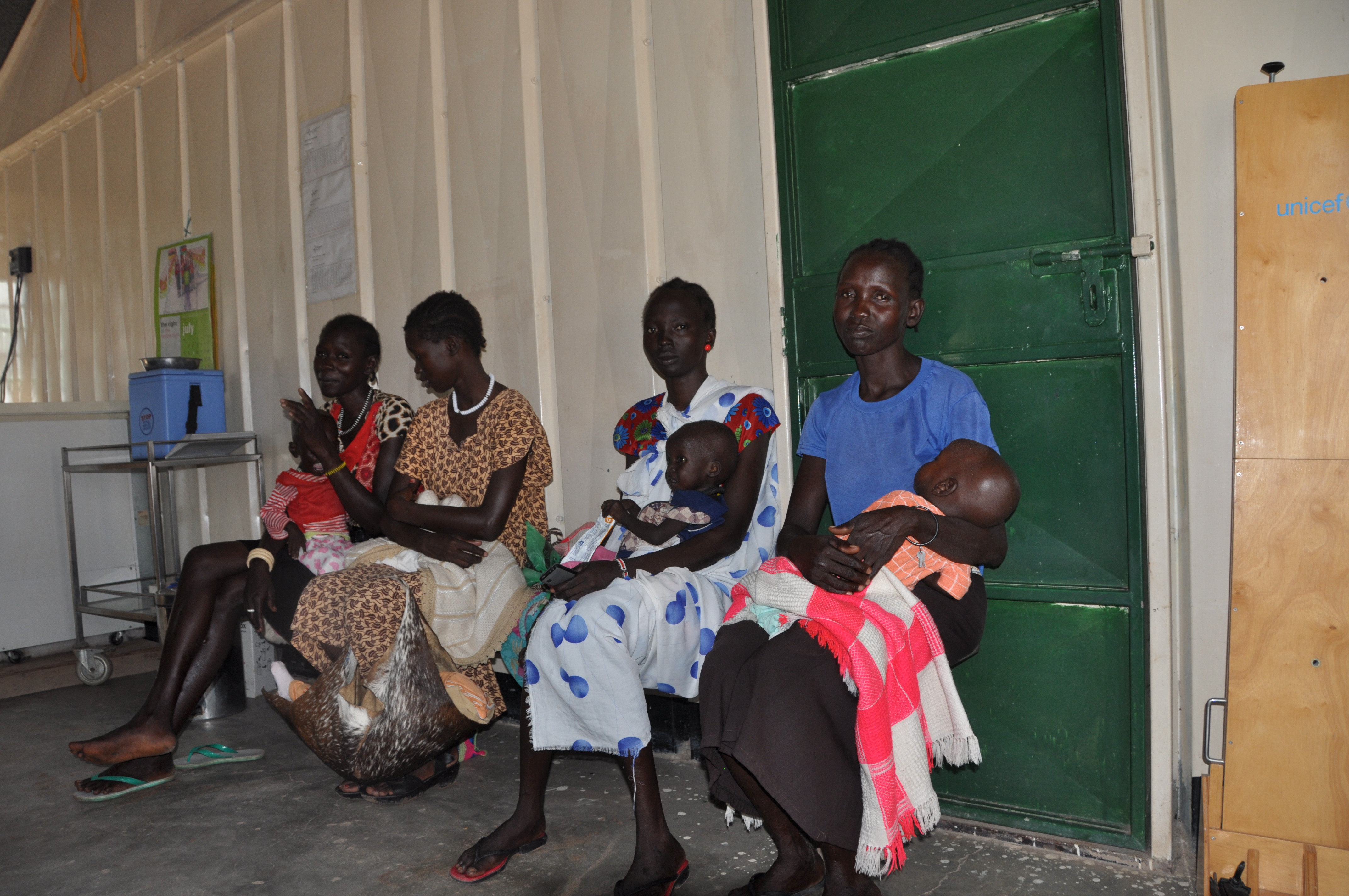 Auch viele mangelernährte Kinder werden in der Klinik behandelt. Die Mütter kommen mit ihnen teilwesie aus weit entfernten Ortschaften.