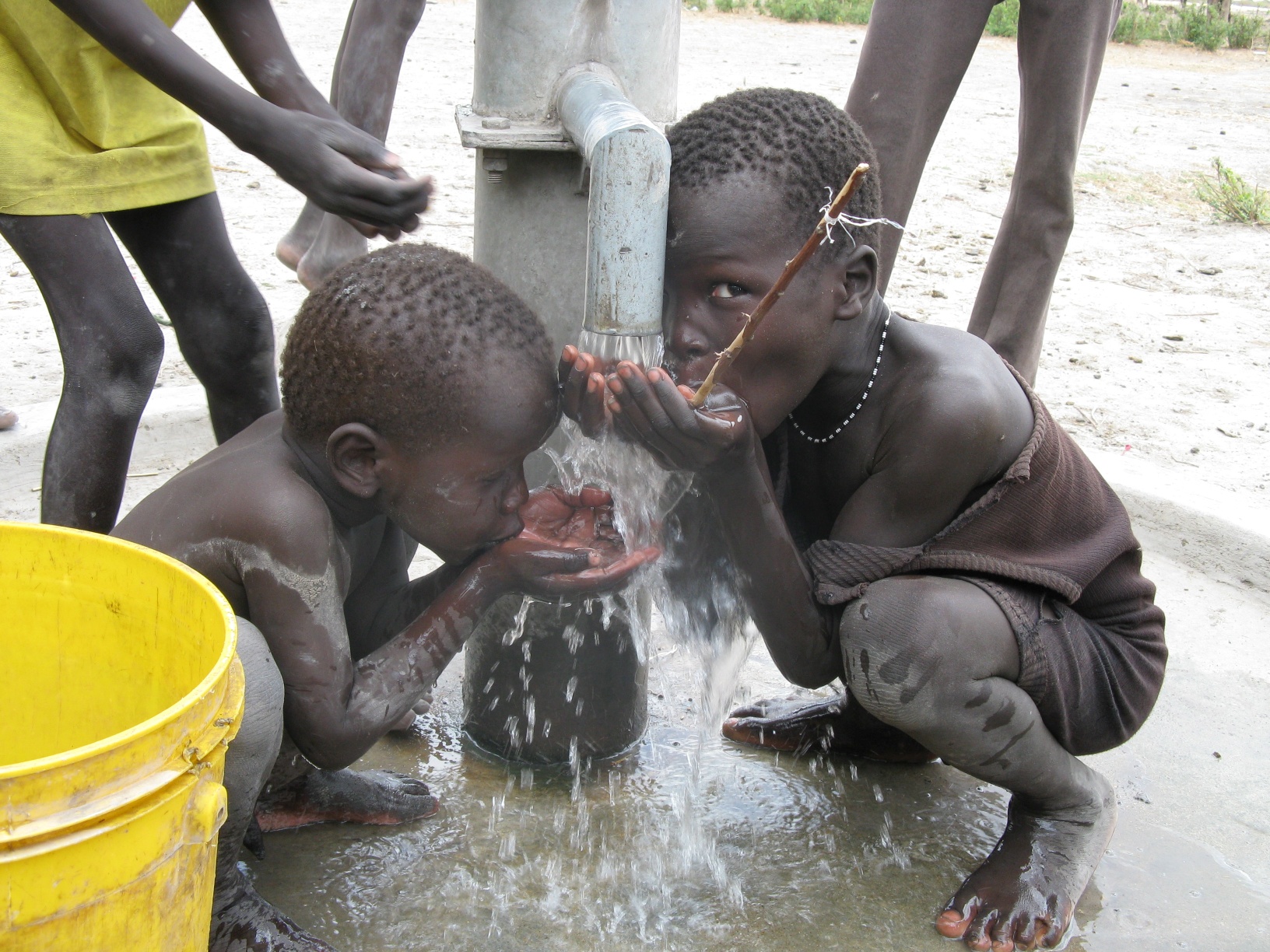 Kinder der Region Thar Jath trinken Wasser aus den Handbrunnen der Dörfer. Doch dieses ist vielerorts mit Blei und Barium verseucht und gefährdet ihre Gesundheit.