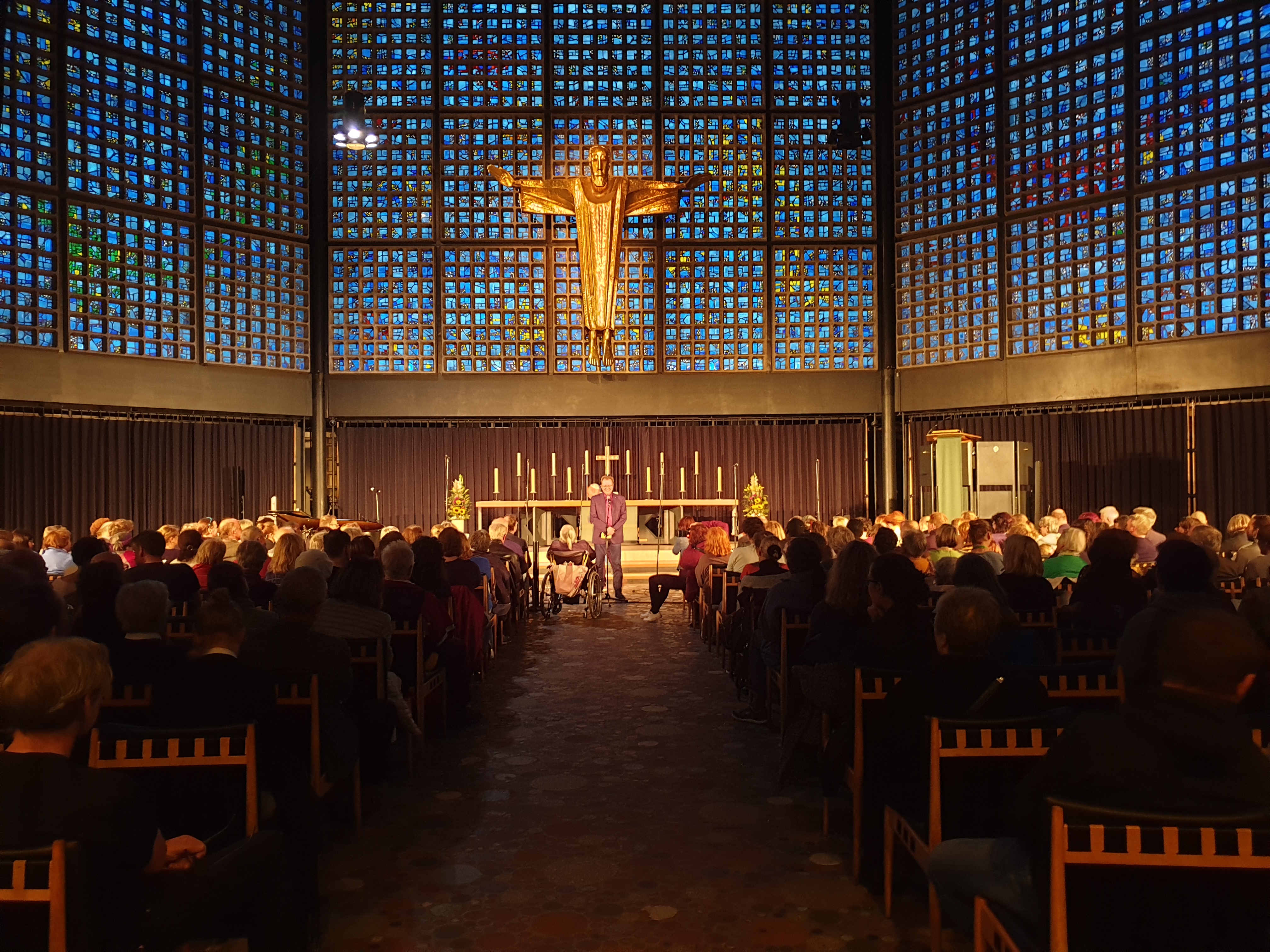 Ende September lud Hoffnungszeichen in die Kaiser-Wilhelm-Gedächtnis-Kirche in Berlin ein zum Event „We sing Black Tide – singt mit uns für sauberes Trinkwasser“. Erster Vorstand Reimund Reubelt begrüßte die zahlreichen Gäste.