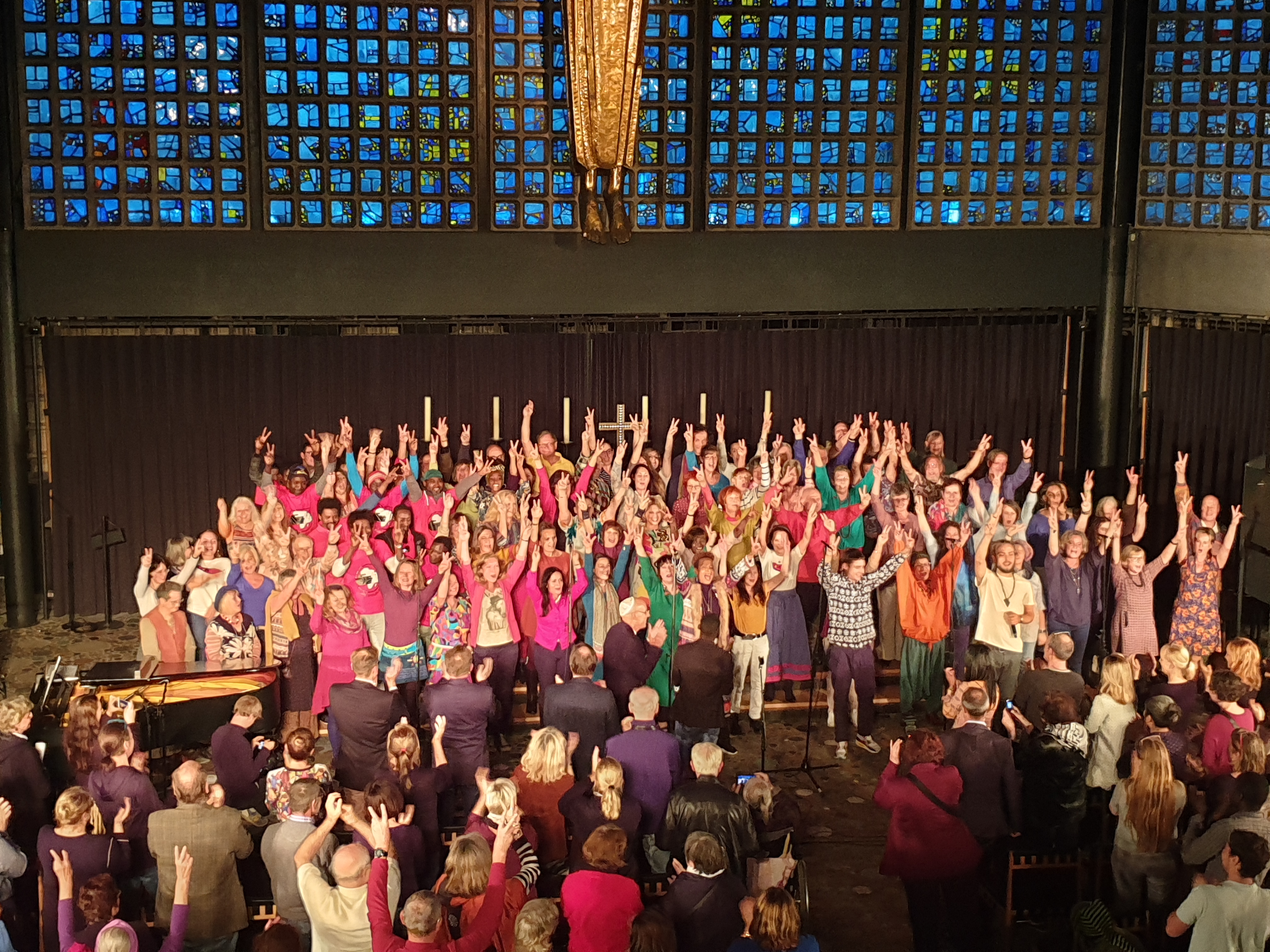 Gemeinsam sangen wir mit Chören Berlins das Lied „Black Tide“ und setzten ein Zeichen der Solidarität mit den Betroffenen der Ölverschmutzung im Südsudan.