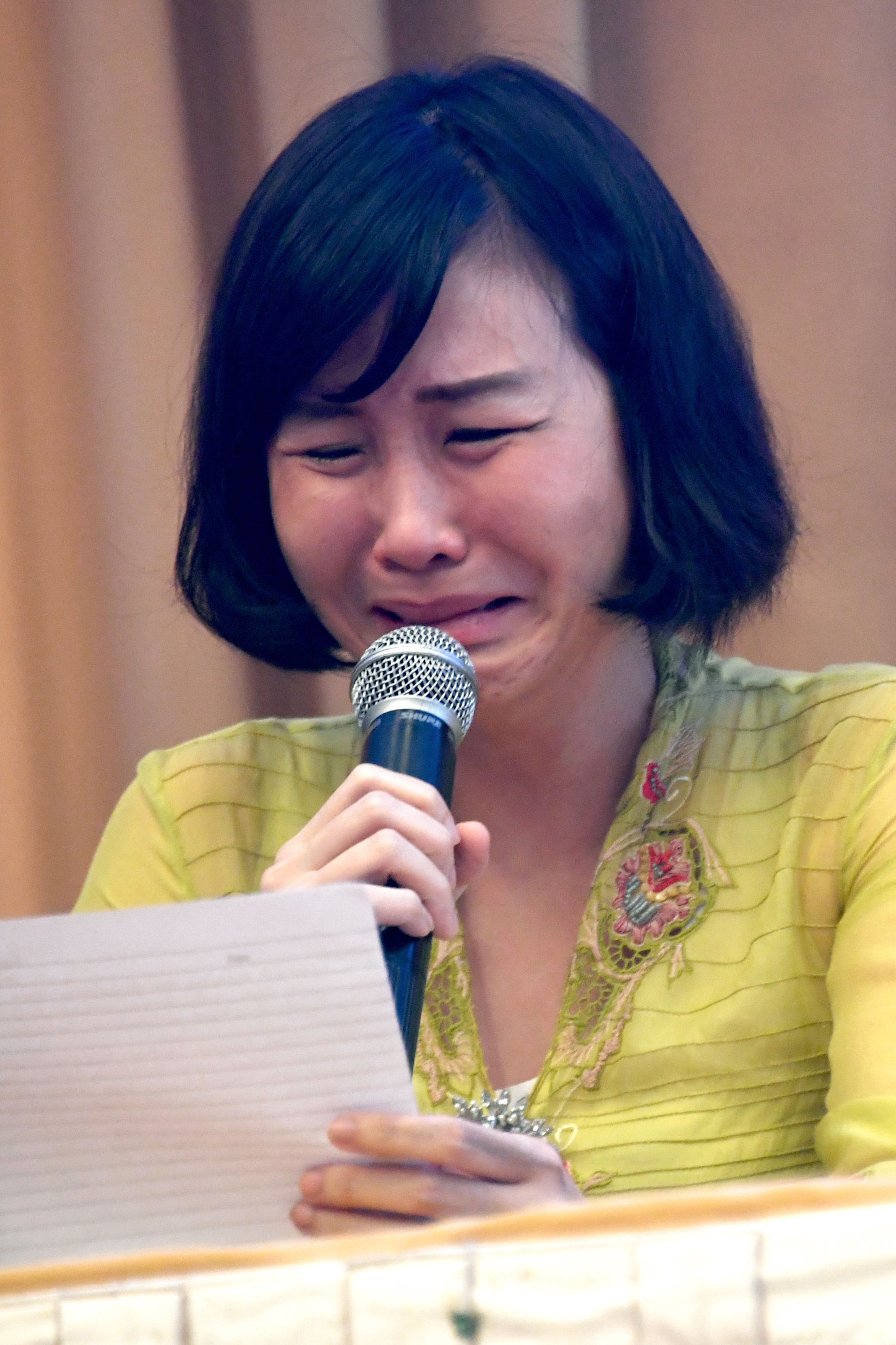 Seine Frau Veronica Tan bricht auf einer Pressekonferenz beim Vorlesen eines Briefes in Tränen aus. Ihr Mann erklärt darin, auf eine Berufung zu verzichten, um die politische Lage zu beruhigen. Seine Frau Veronica Tan bricht auf einer Pressekonferenz beim Vorlesen eines Briefes in Tränen aus. Ihr Mann erklärt darin, auf eine Berufung zu verzichten, um die politische Lage zu beruhigen.
