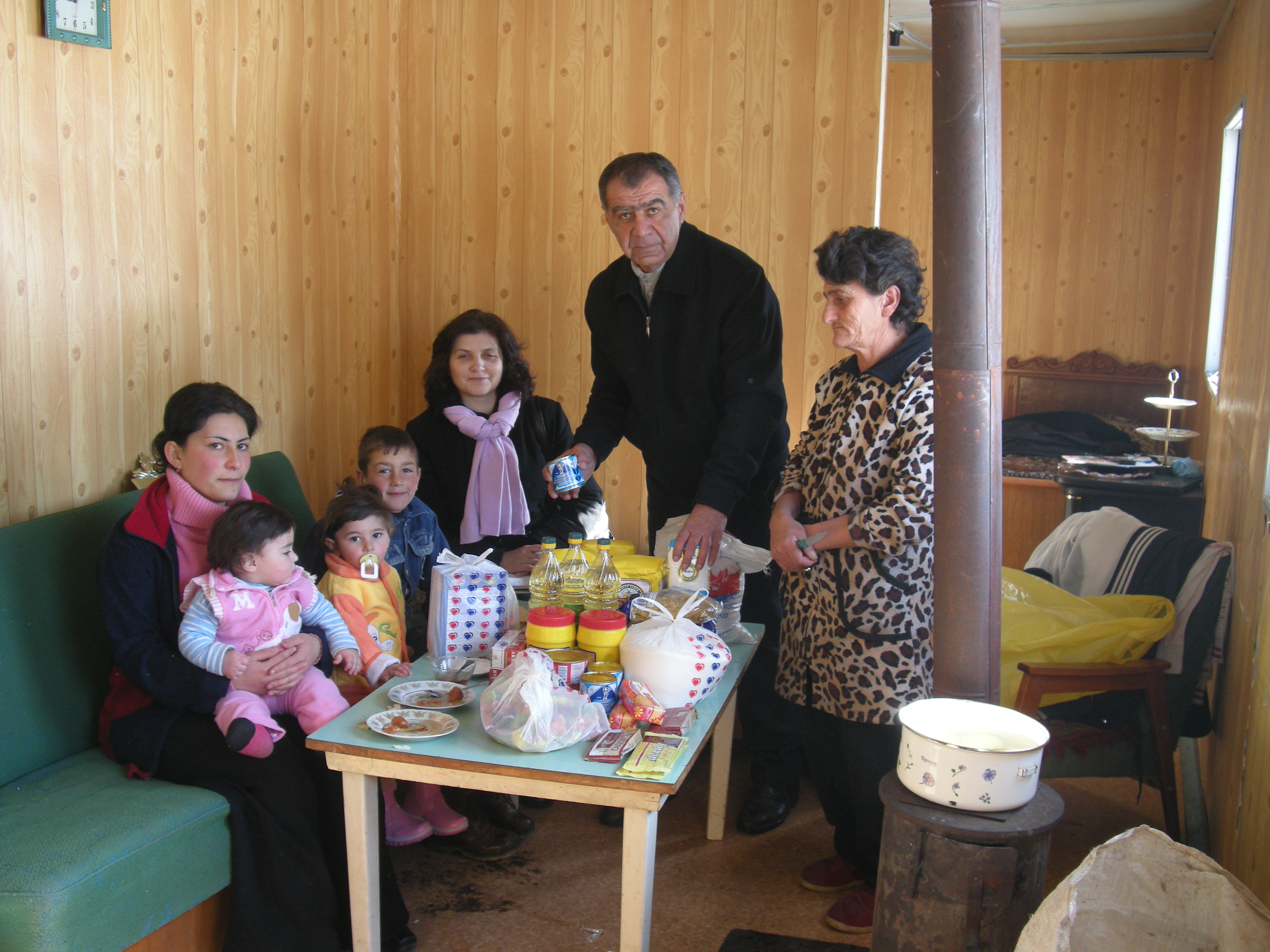 Warten auf das Ende des Winters. Die Unterstützung von Hoffnungszeichen bringt Licht in die dunklen Tage vieler verarmter Familien Rentner in Nordarmenien. / (Titel) Warten auf das Ende des Winters. Die Unterstützung von Hoffnungszeichen bringt Licht in die dunklen Tage vieler verarmter Familien Rentner in Nordarmenien.
