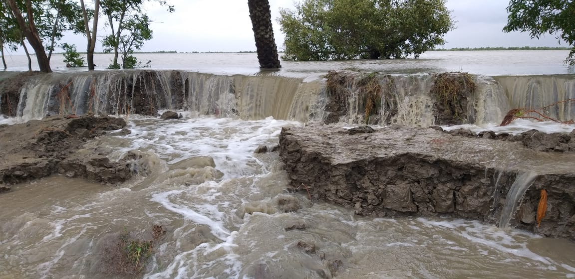 Die Wassermassen machen auf den Sundarban-Inseln vor nichts Halt: Durch das Eindringen von Salzwasser wurden Teich- und Aquakulturen beschädigt. Zudem sind zahlreiche Felder und Waldressourcen der Landwirte zerstört.