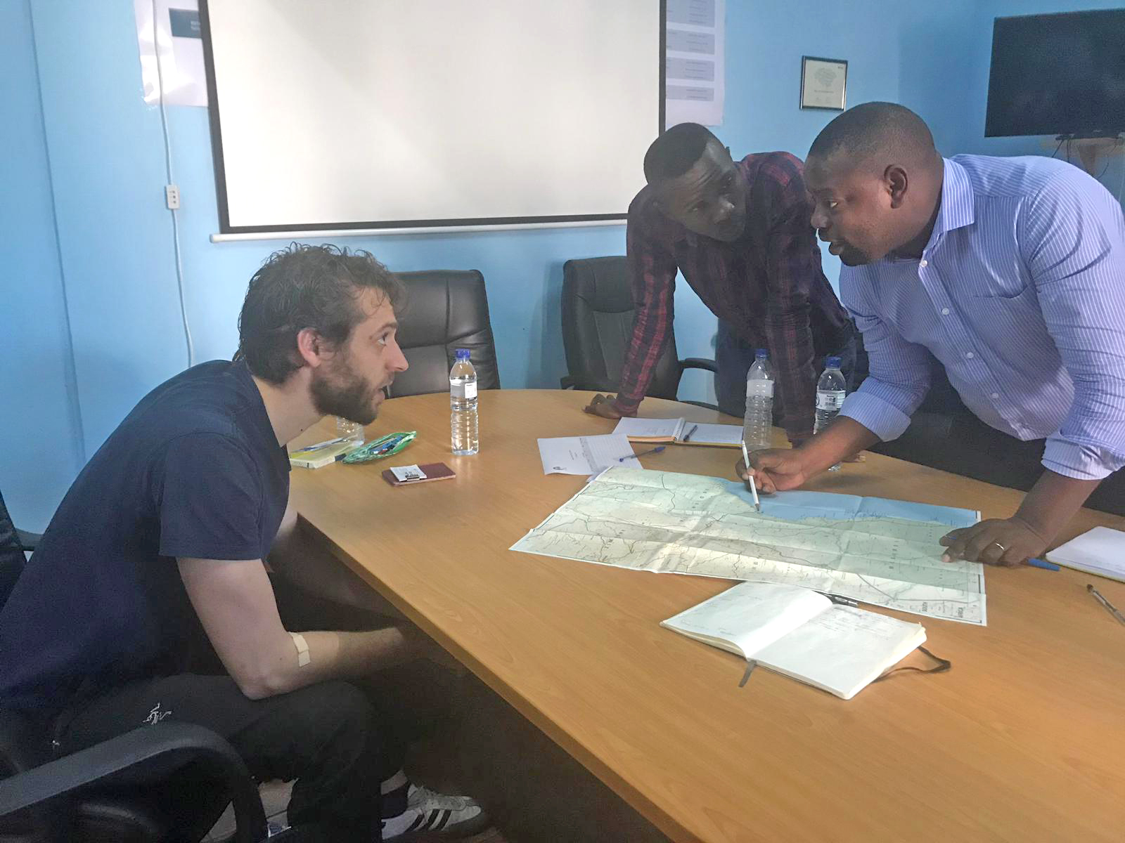 Hoffnungszeichen-Mitarbeiter Jonathan Hinsch bei einer Lage-Besprechung mit unserem lokalen Projektpartner. Hoffnungszeichen-Mitarbeiter Jonathan Hinsch bei einer Lage-Besprechung mit unserem lokalen Projektpartner.