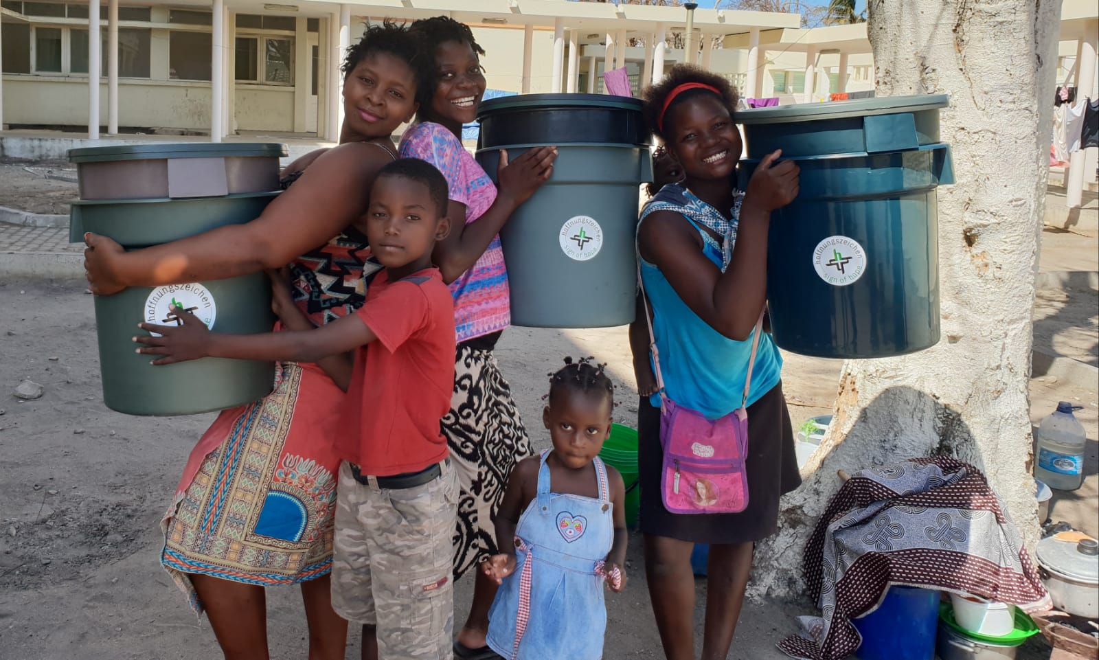 Die Freude über die Hilfe ist groß. 112 Familien konnten wir bei dieser Verteilung erreichen und ein Hygienekit übergeben. Die Freude über die Hilfe ist groß. 112 Familien konnten wir bei dieser Verteilung erreichen und ein Hygienekit übergeben.