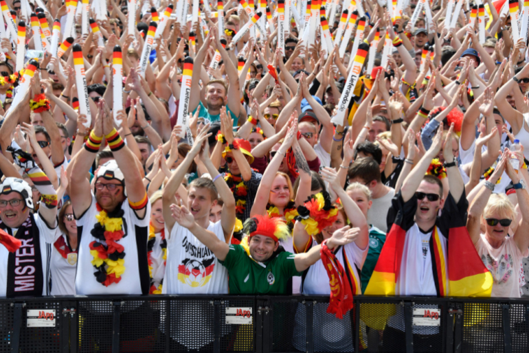 Vielen Fußballfans ist das Jubeln vergangen – große öffentliche Übertragungen wie 2018 wird es in Deutschland aus Protest gegen Katar vielerorts nicht geben.