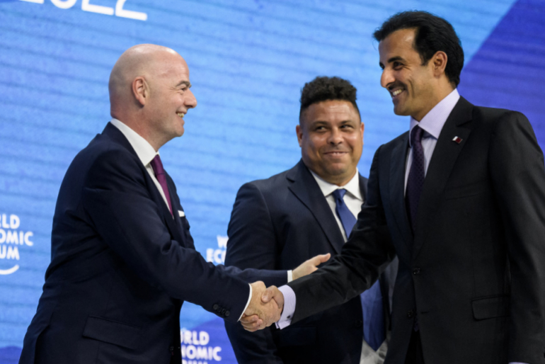 Fifa-Chef Gianni Infantino (li.) und Katars Staatsoberhaupt Tamim bin Hamad Al Thani demonstrieren derweil im Mai 2022 im schweizerischen Davos Einigkeit.