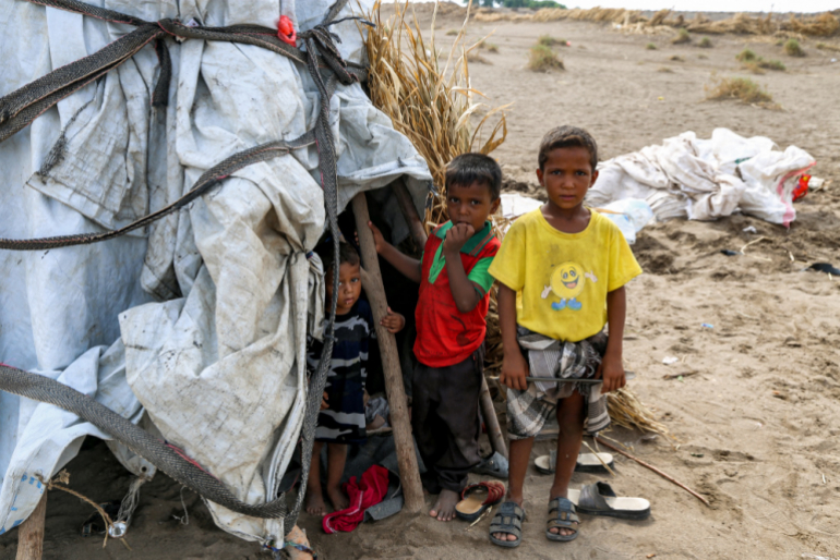 Diese Flüchtlingskinder im Jemen kennen nur das Leben in Lagern, in aus Planen gebauten Zelten. Sie sind dem Krieg, Krankheiten und dem Hunger ausgeliefert.