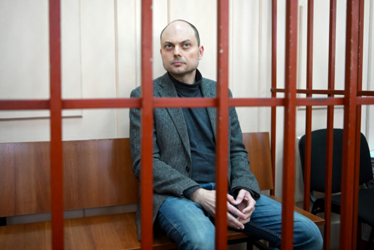 Der russische Aktivist Wladimir Kara-Mursa hat den Krieg gegen die Ukraine öffentlich verurteilt – dafür wurde er jetzt zu der beispiellos hohen Strafe von 25 Jahren Straflager verurteilt.