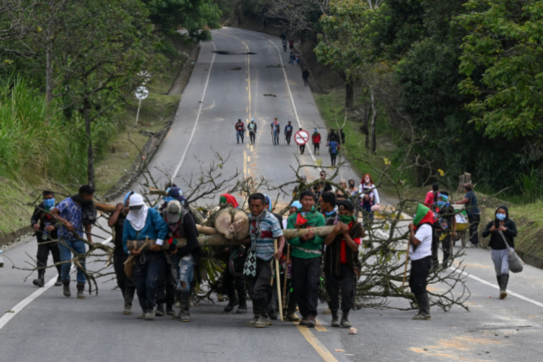 Die indigene Bevölkerung muss sich oft gegen Menschenrechtsverletzungen zur Wehr setzen – das Bild entstand bei einem Protest gegen Landraub in Cauca 2023.