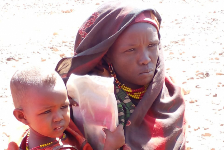 Lago Mwangi (re.) und viele weitere Frauen und Kinder leiden unter den harschen Lebensbedingungen im Norden Kenias. 