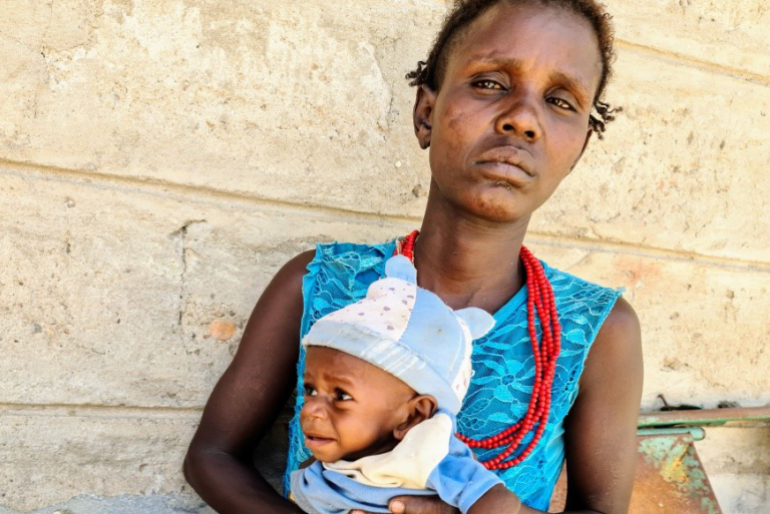Zahlreiche Mütter finden sich mit ihren Kindern in dem Dürre-Horror wieder. Es fehlt an Nahrung, und insbesondere unter den Kleinsten wächst der Hunger. Die mobile Klinik von Hoffnungszeichen hilft.