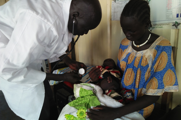 Abraham Makuei, Ernährungsberater der Krankenstation, registriert die lebensbedrohliche Unterernährung von Aruai und erkennt zudem, dass sie an Malaria erkrankt ist.