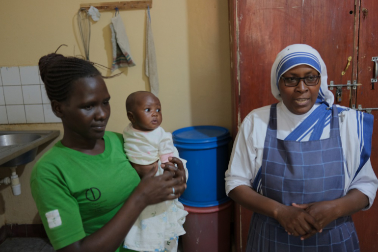 Bei den Missionarinnen der Nächstenliebe in Moroto erhalten viele Menschen, vor allem Mütter mit Kindern, medizinische Hilfe. Auch Nahrungsmittel werden hier mit unserer Unterstützung übergeben.